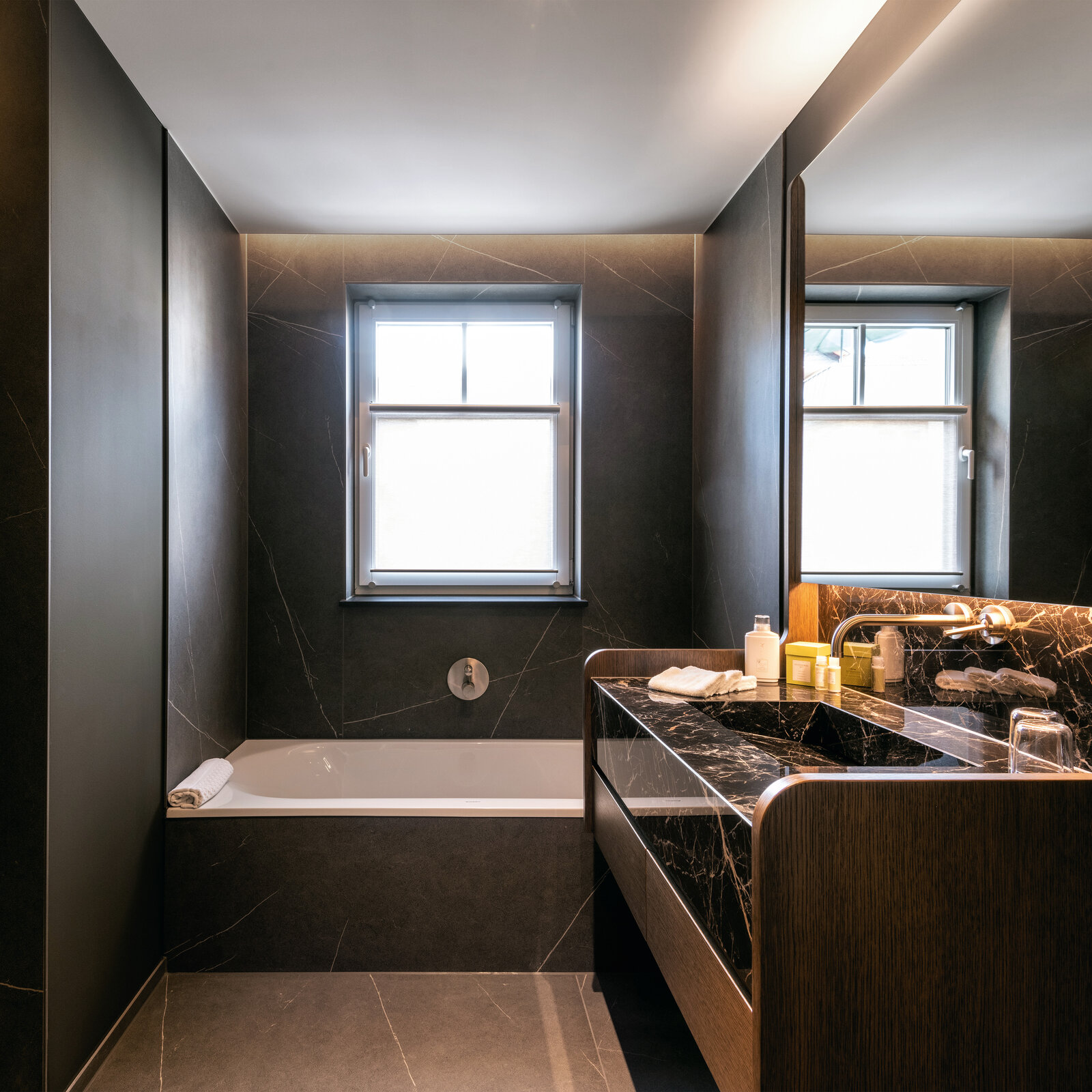 zieflekoch Palais Kayser Bad Badezimmer Badewanne Stein Holz Waschbecken Waschtisch Spiegel Schwarz