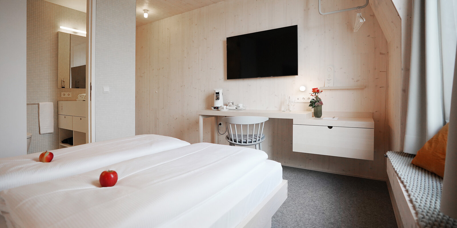 zieflekoch bergamo doppelbett bett holz zimmer schreibtisch vorhang kissen stuhl fenster bad waschbecken Spiegel