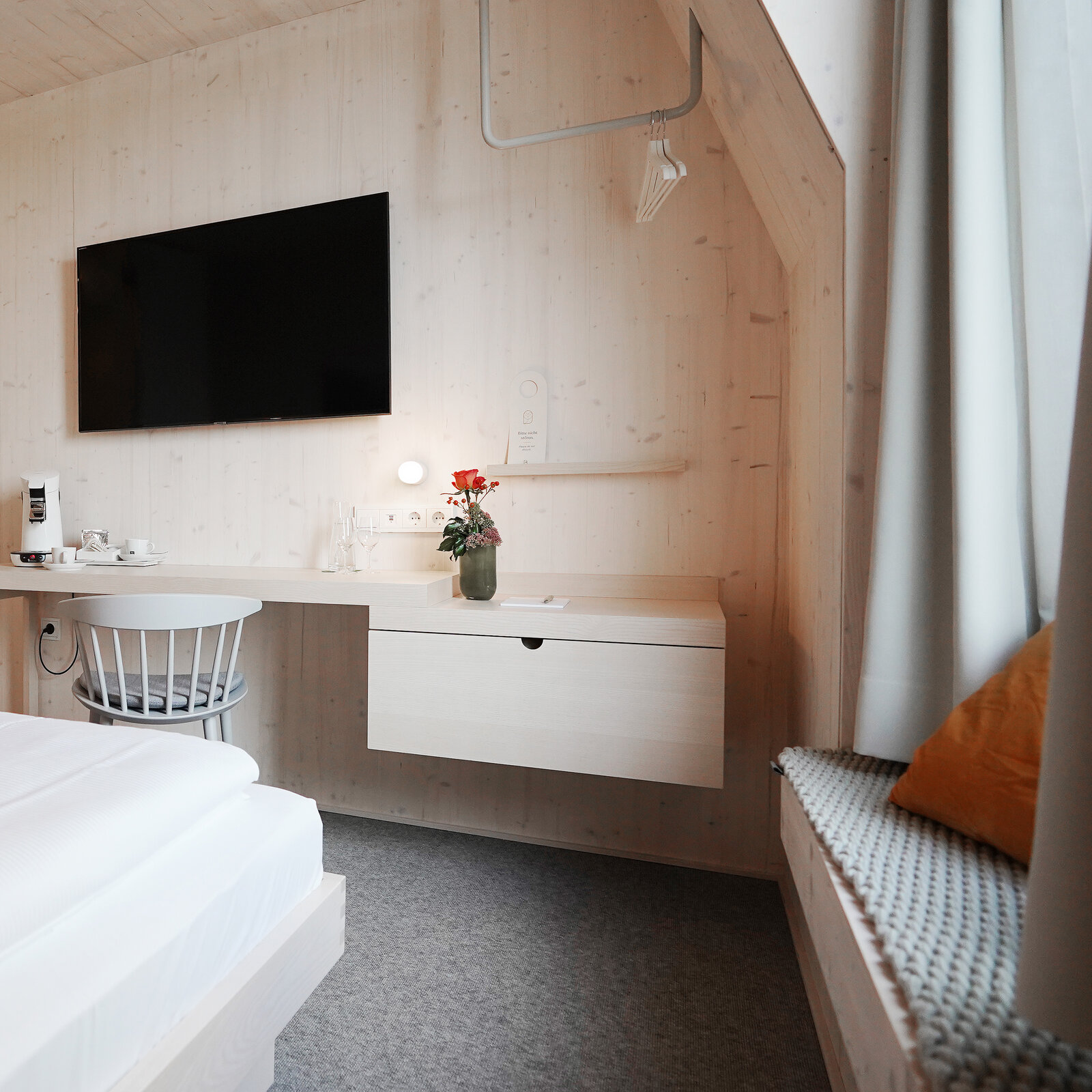 zieflekoch bergamo bett holz zimmer schreibtisch vorhang kissen stuhl fenster