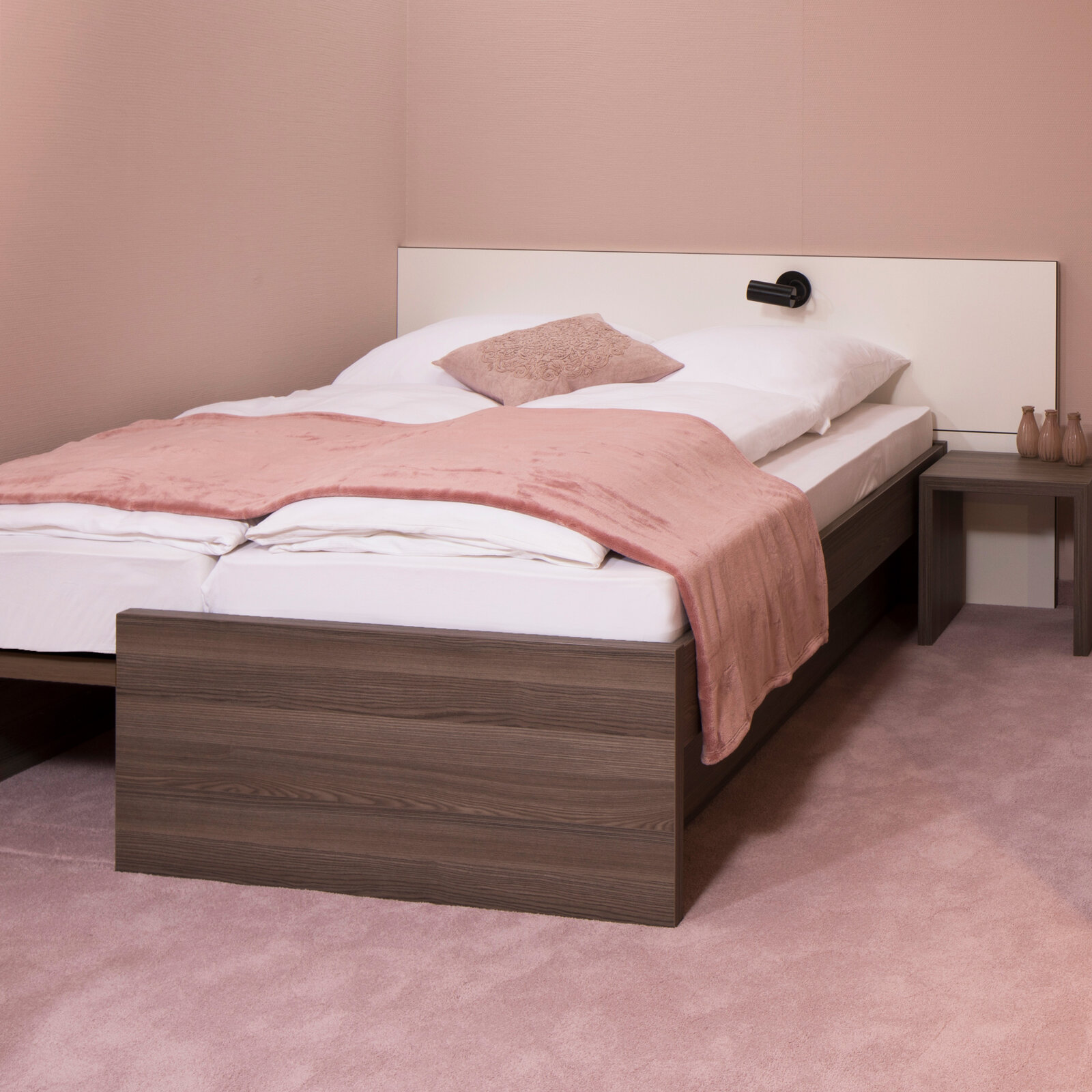 zieflekoch musterzimmer dobleto zimmer bett doppelbett modul holz wandelbar