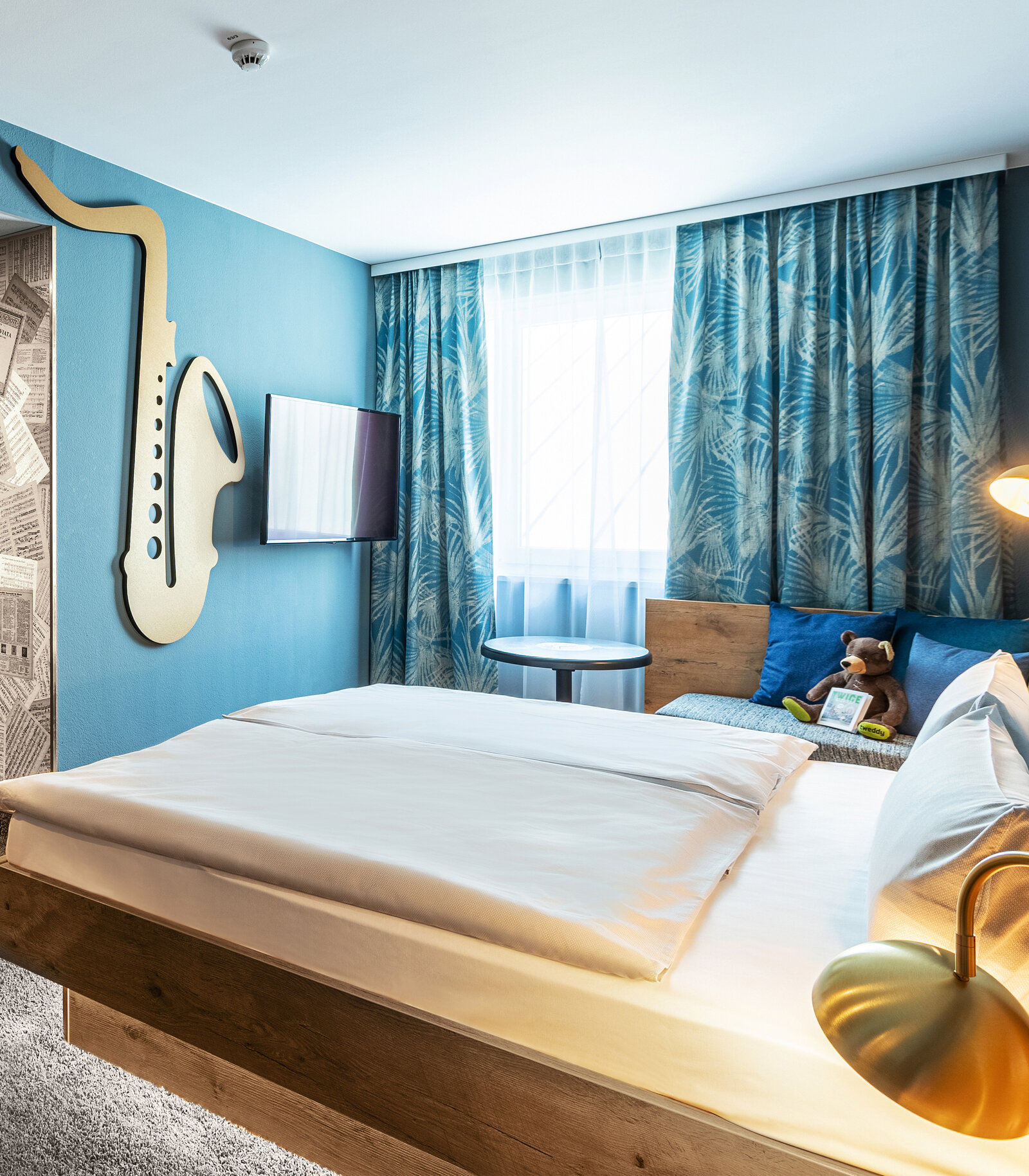 zieflekoch mighty Twice Bett Schlafzimmer Zimmer Holzbett Nachttisch Saxophon Klavier