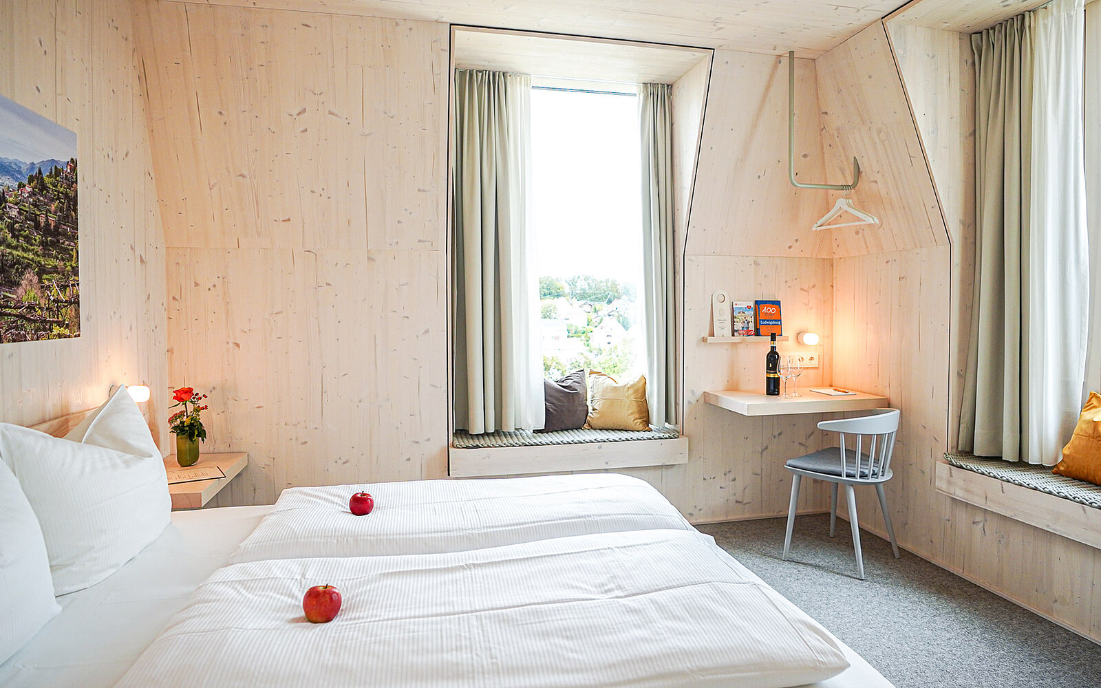 zieflekoch bergamo doppelbett bett holz zimmer schreibtisch vorhang kissen stuhl fenster