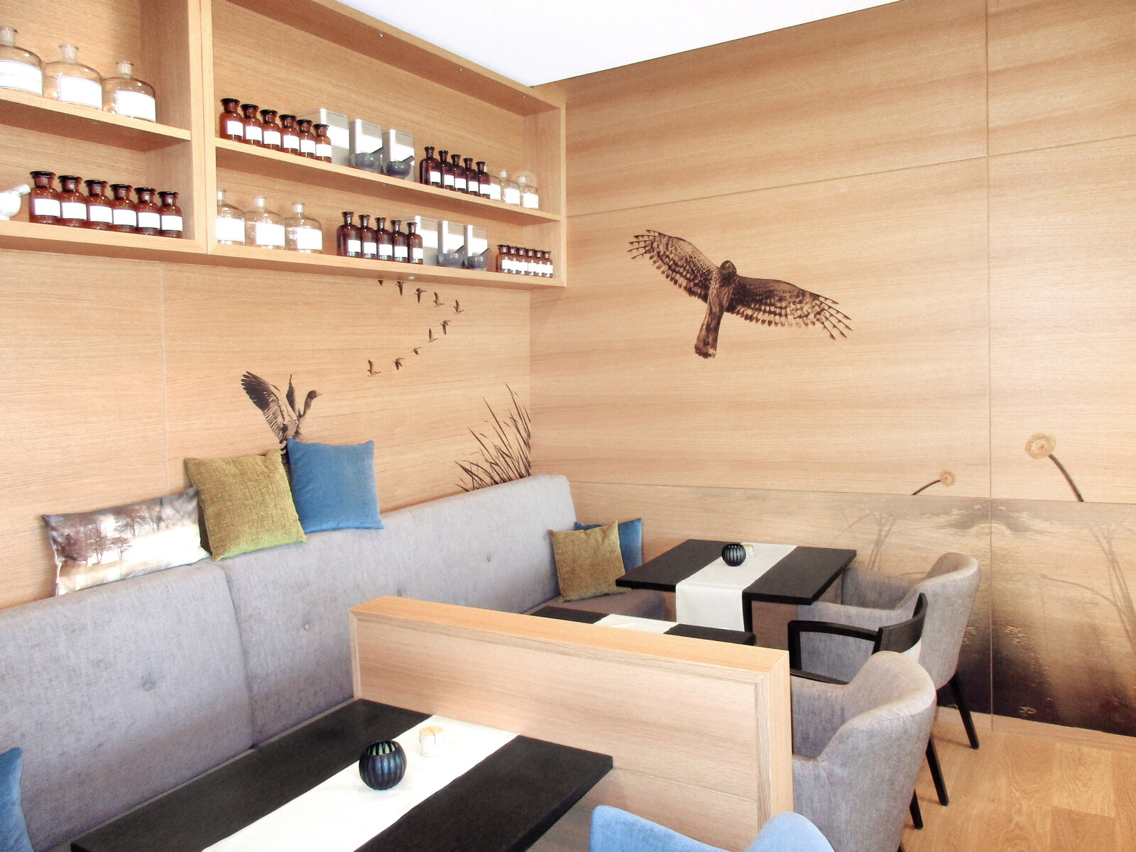 zieflekoch Fachkliniken Gesundheitszentrum Federsee Schöttle Stube Restaurant Gastraum Kantine Holzwand Vögel Regal Tische Holz