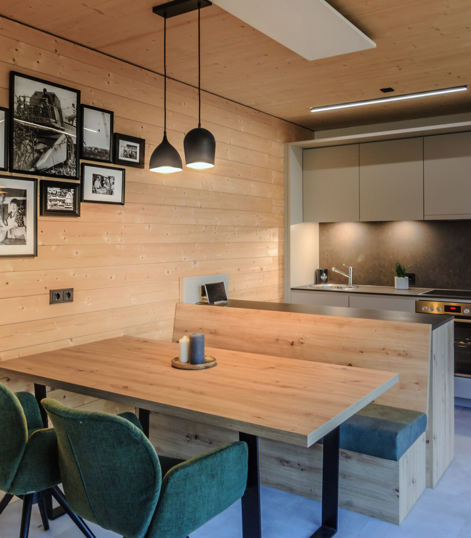 zieflekoch Wirthshof Chalets Küche Esszimmer Essbereich Holzwand Holz