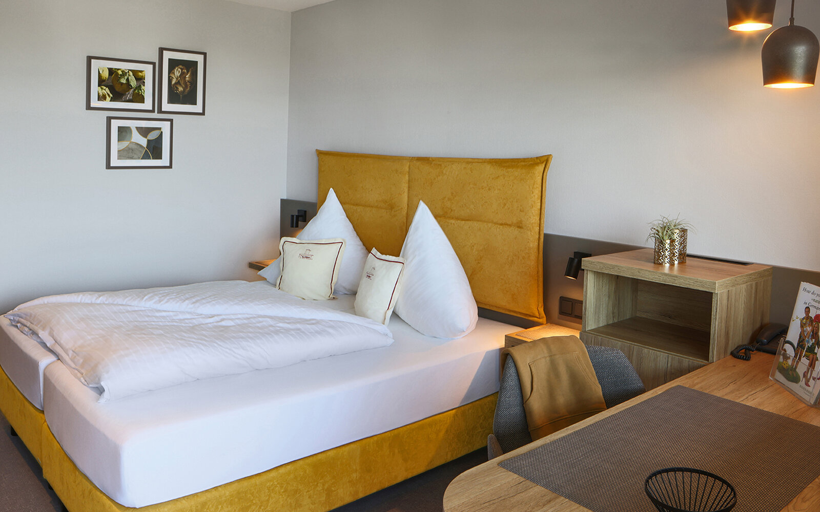 zieflekoch Haus Rebland Zimmer Bett Schreibtisch Nachttisch