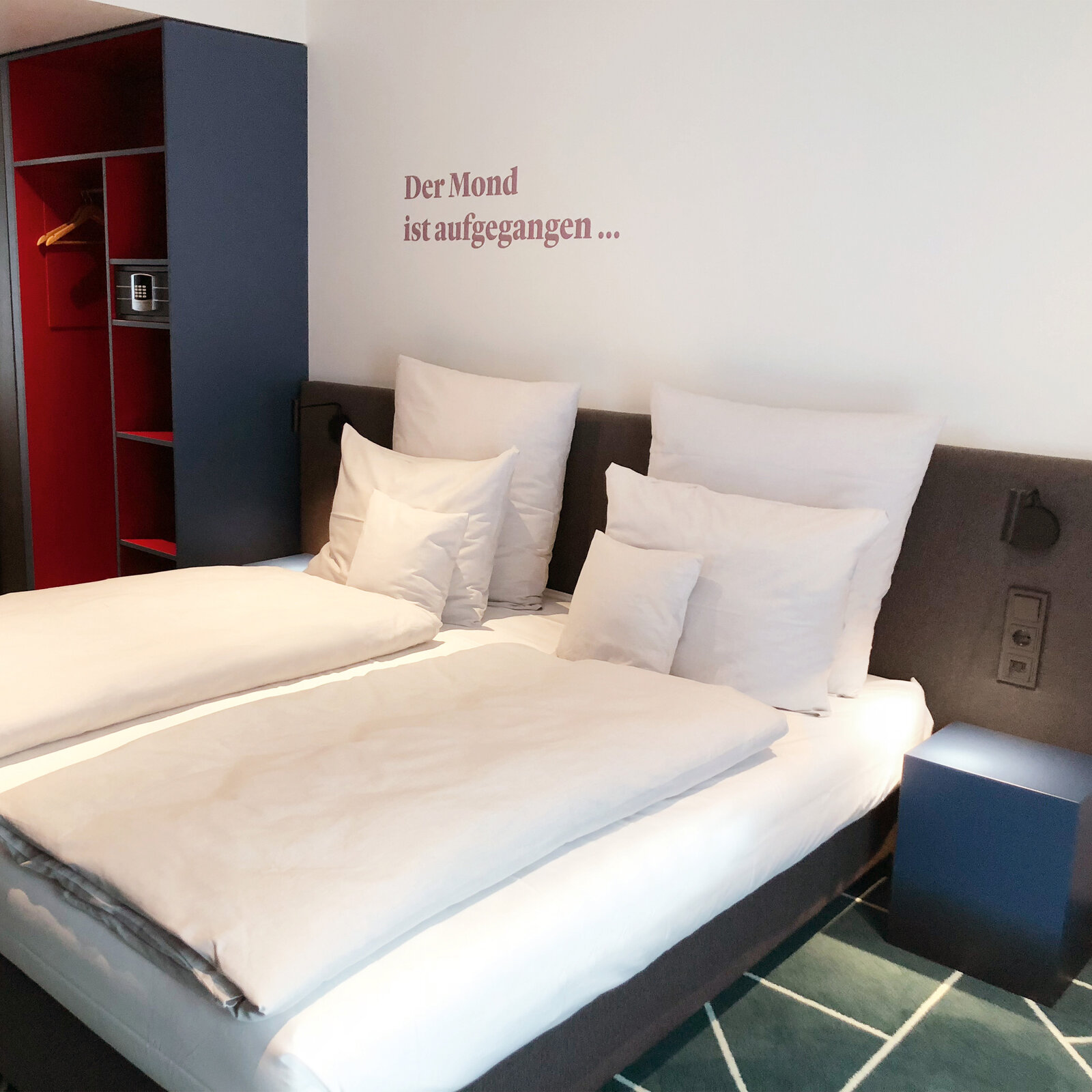 zieflekoch Sander Zimmer Schlafzimmer Bett Schrank Teppich Wandtattoo Holz