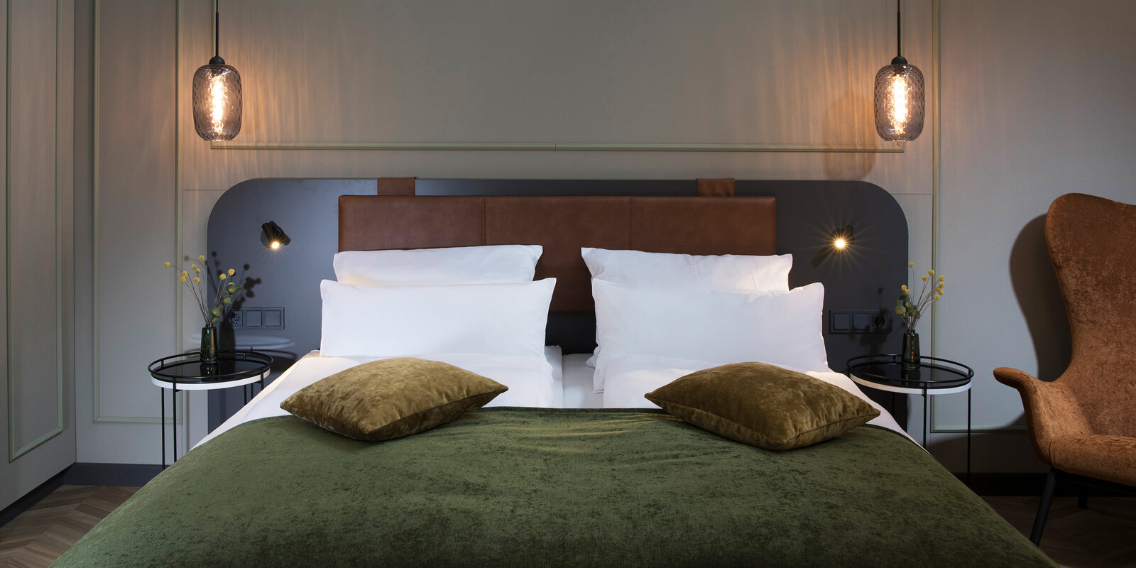 zieflekoch musterzimmer zofie zimmer bett doppelbett samt sessel hängeleuchte bettlampe beistelltisch wandvertaefelung