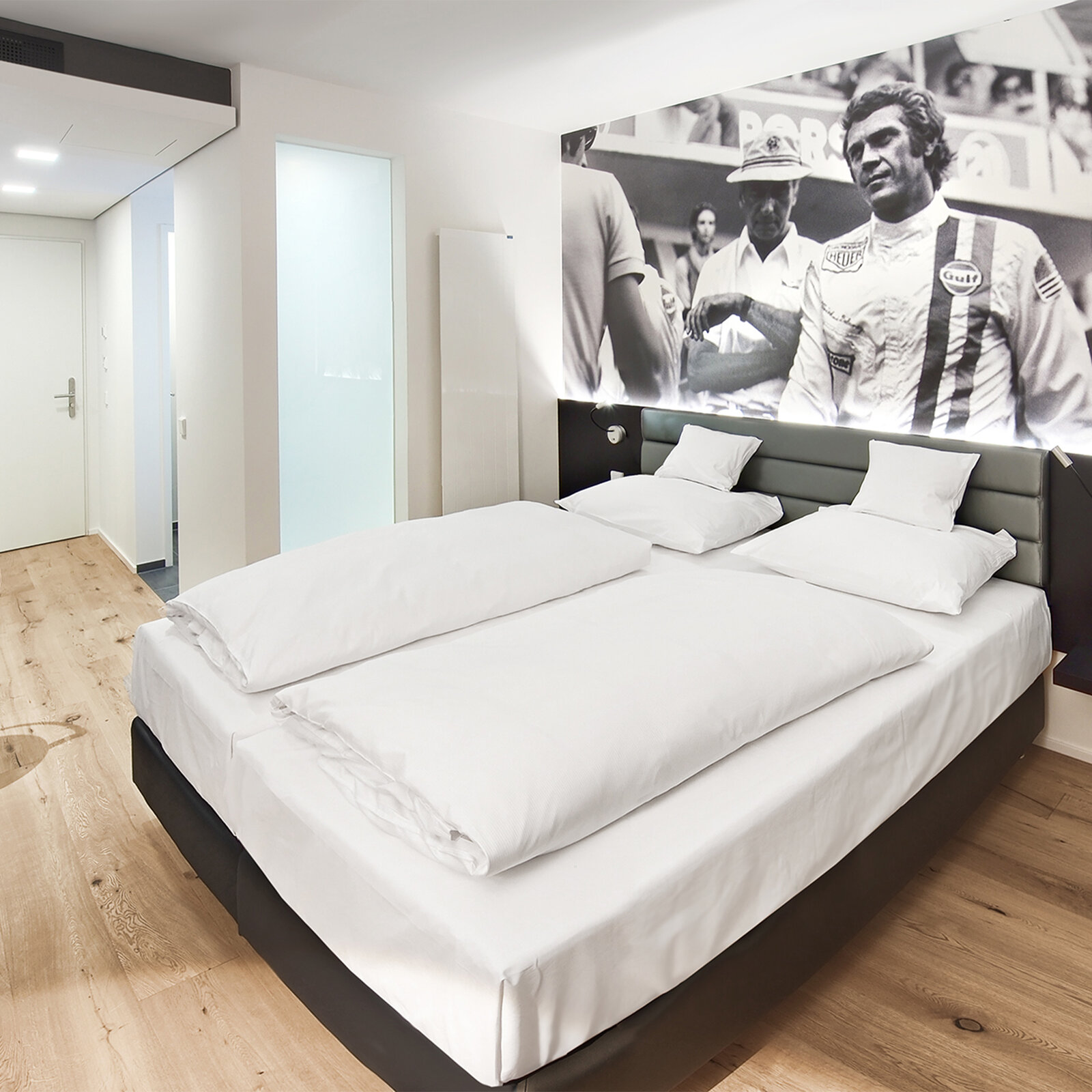 zieflekoch Hotel V8 Motorworld Doppelbett Bett Doppelzimmer Zimmer Autos Rennwagen Schreibtisch Schwarz Weiß Holz