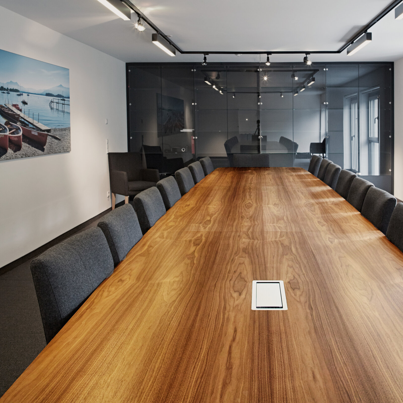 zieflekoch Fachklinik CIP München Praxis Meetingraum Konferenzraum Tafel Tisch Stühle Holz