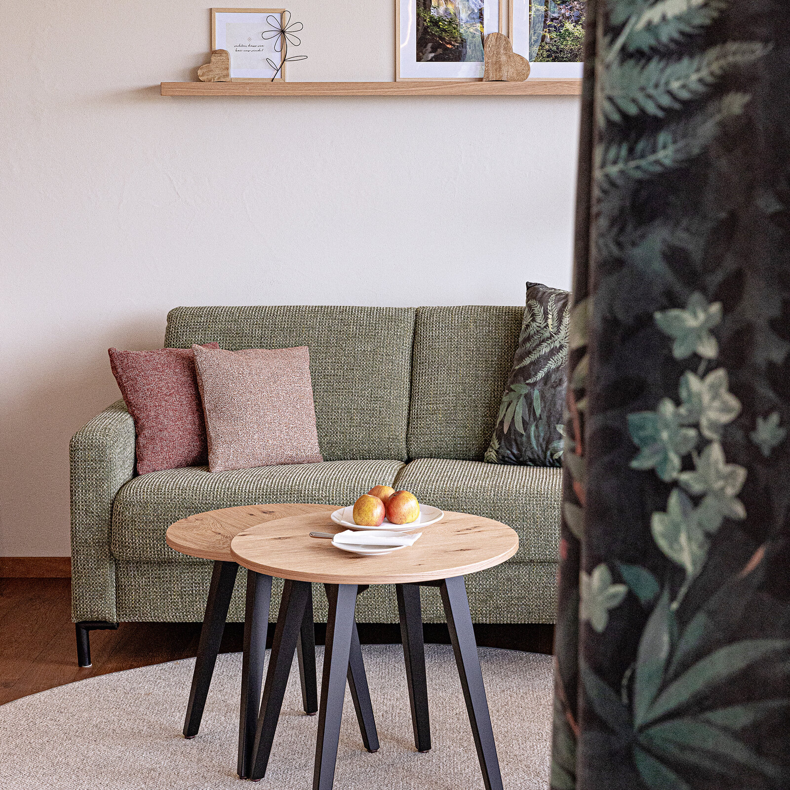 zieflekoch Elztalhotel Holz Samt Zimmer Sofa Sitzecke beistelltische bilderleiste vorhang florales muster