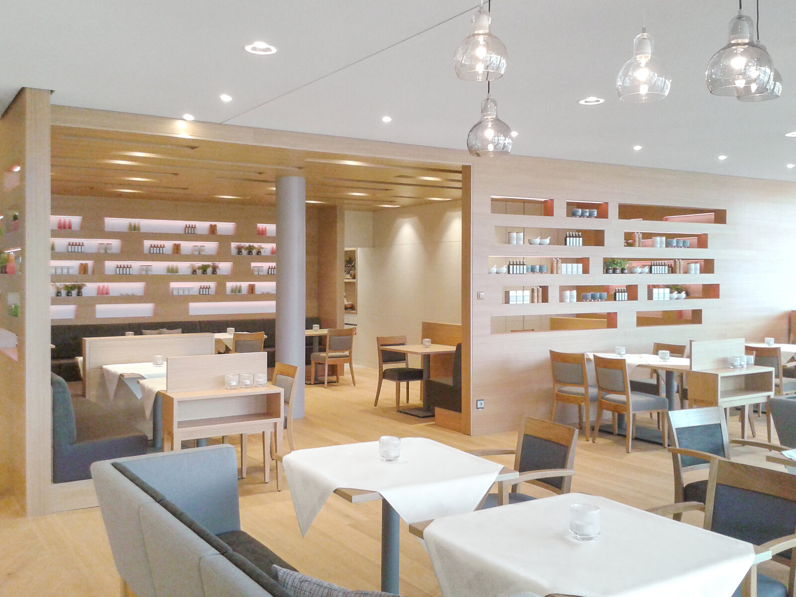 zieflekoch Fachkliniken Gesundheitszentrum Federsee Badstube Restaurant Kantine Holzwand Raumtrenner Raumteiler Regal Tische Sitzbank Holz