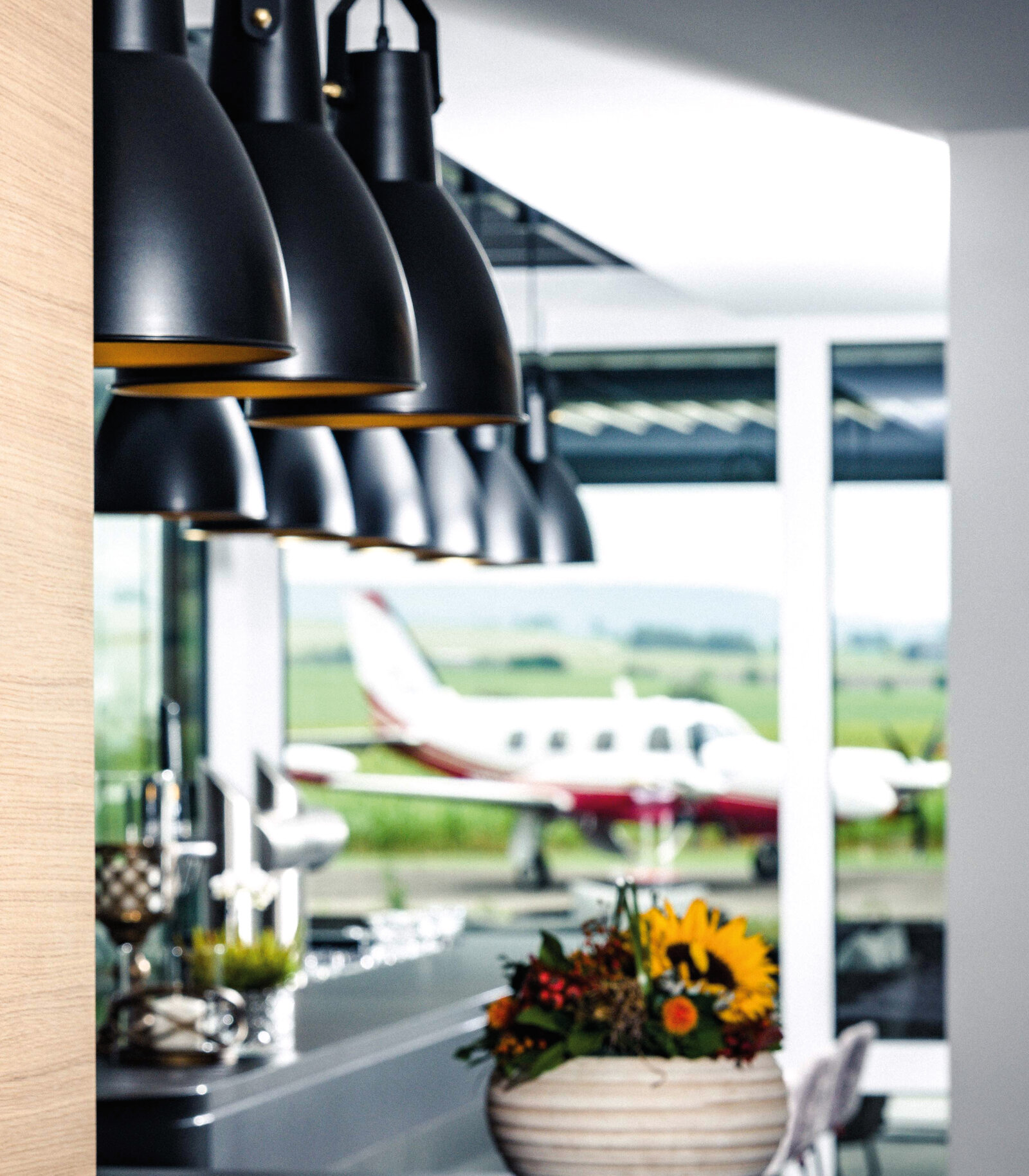 Hotel Concorde Bar mit Ausblick auf Flugplatz