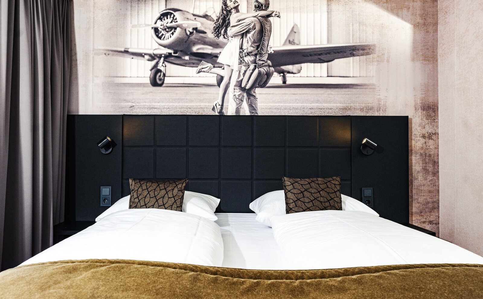 Hotel Concorde Bett und Wandbild in Zimmer