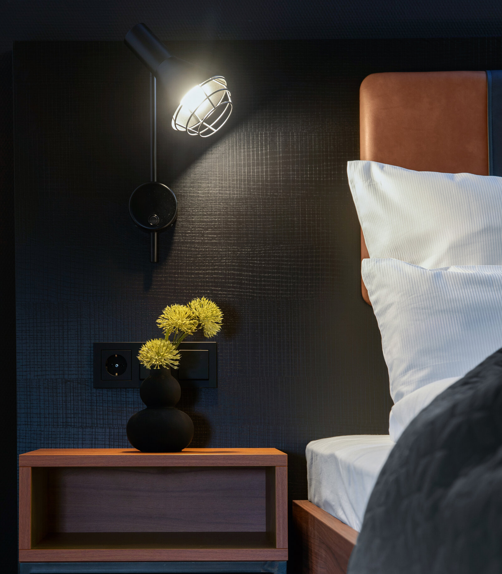 zieflekoch Musterzimmer Buzz Bett Nachttisch Lampe