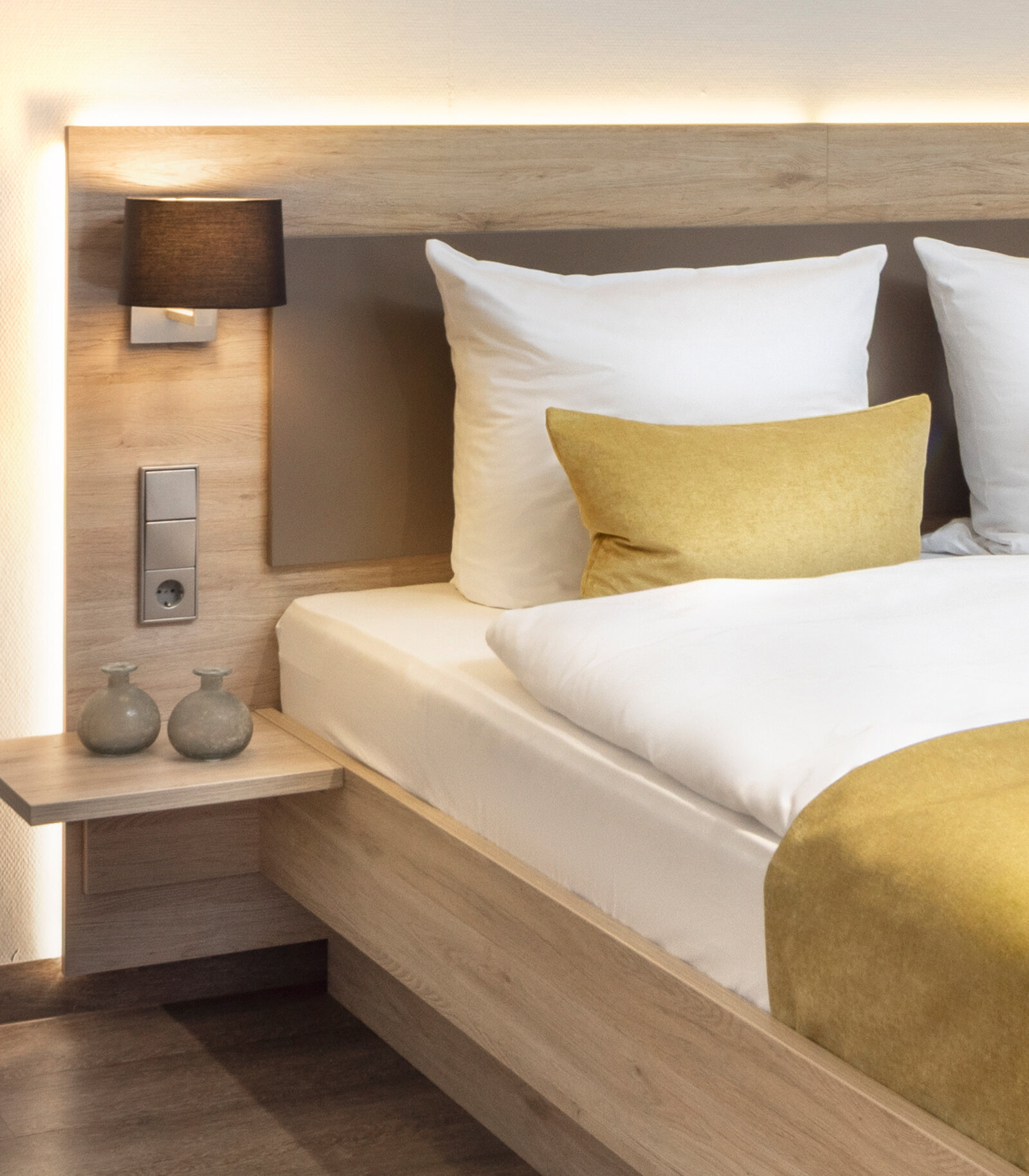 doppelbett aus holz mit taupe und gelben kontrasten