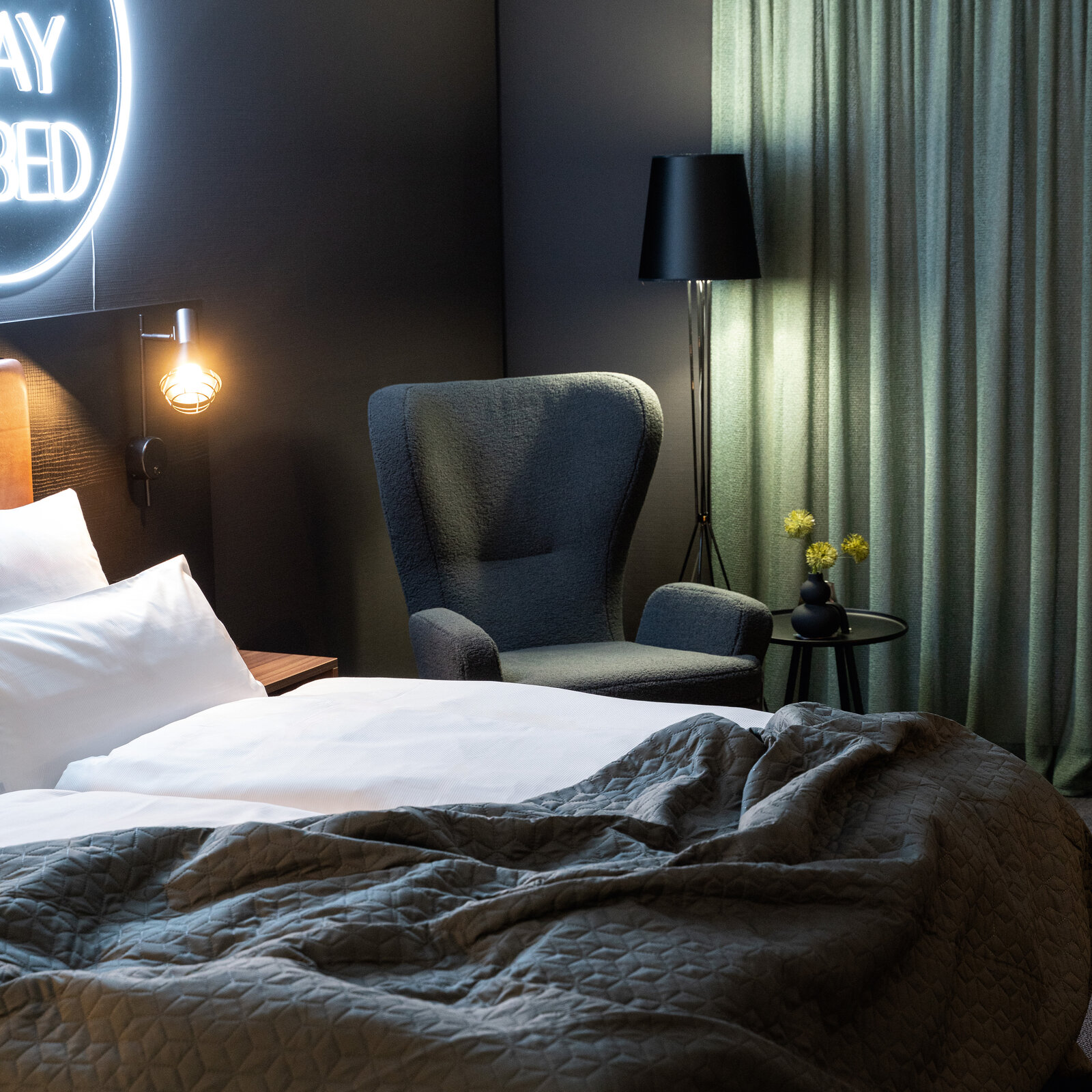 zieflekoch Musterzimmer Buzz Bett Sessel Neonschild Nachttisch