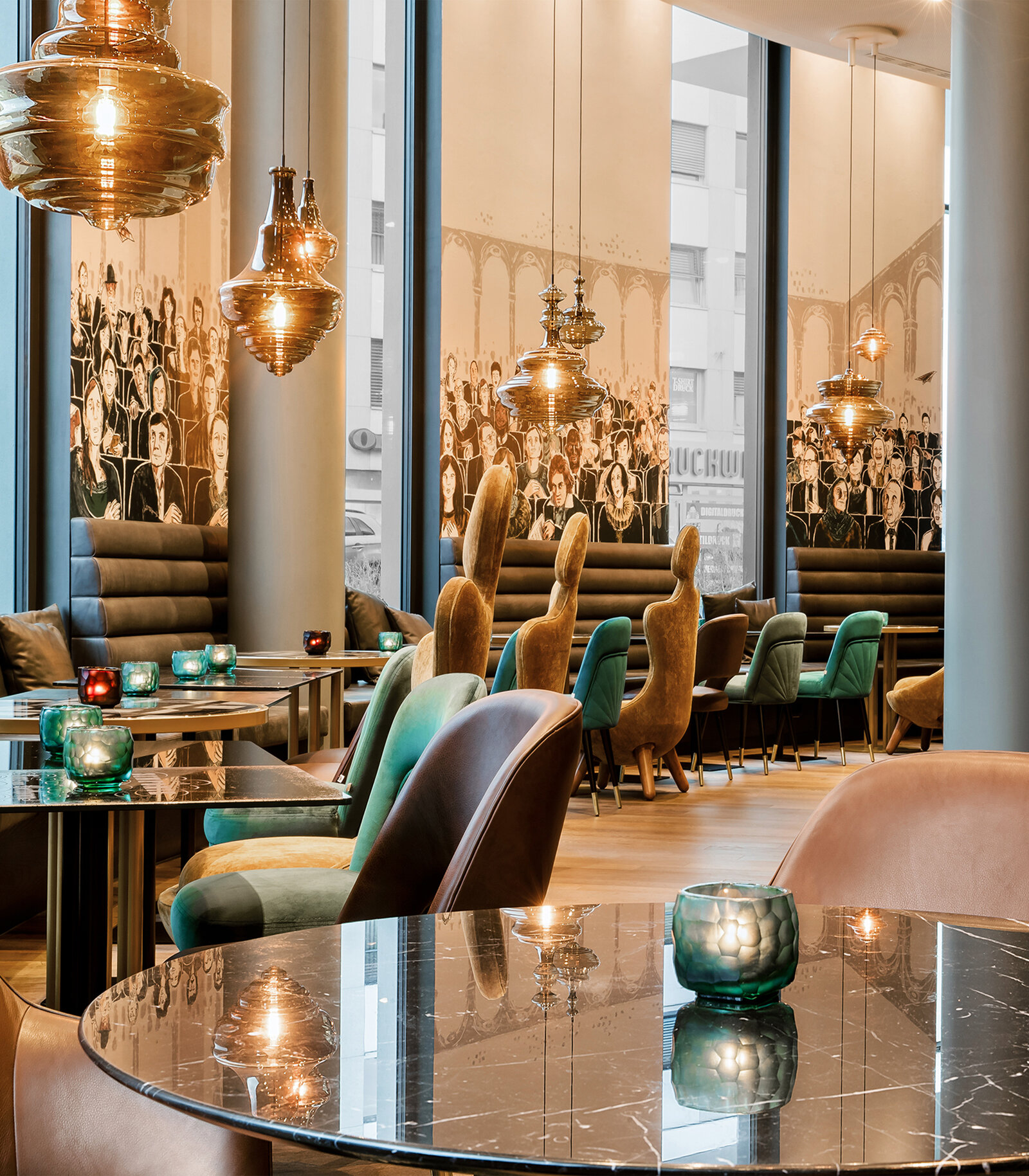 zieflekoch Motel One Bonn Gastraum Restaurant Tische Stühle Sessel Wandgemälde Leder Samt Marmor Holz