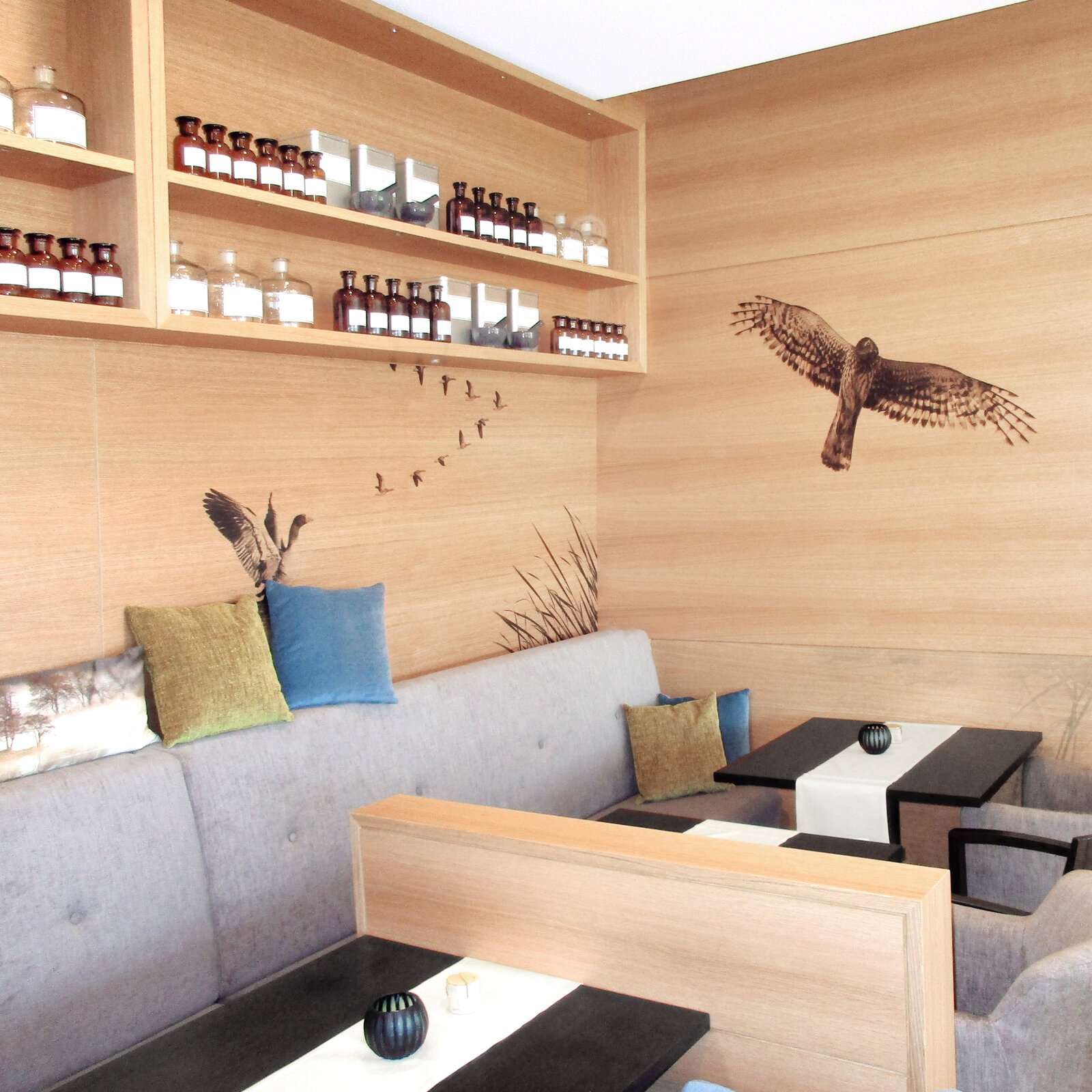 zieflekoch Fachkliniken Gesundheitszentrum Federsee Schöttle Stube Restaurant Gastraum Kantine Holzwand Vögel Regal Tische Holz
