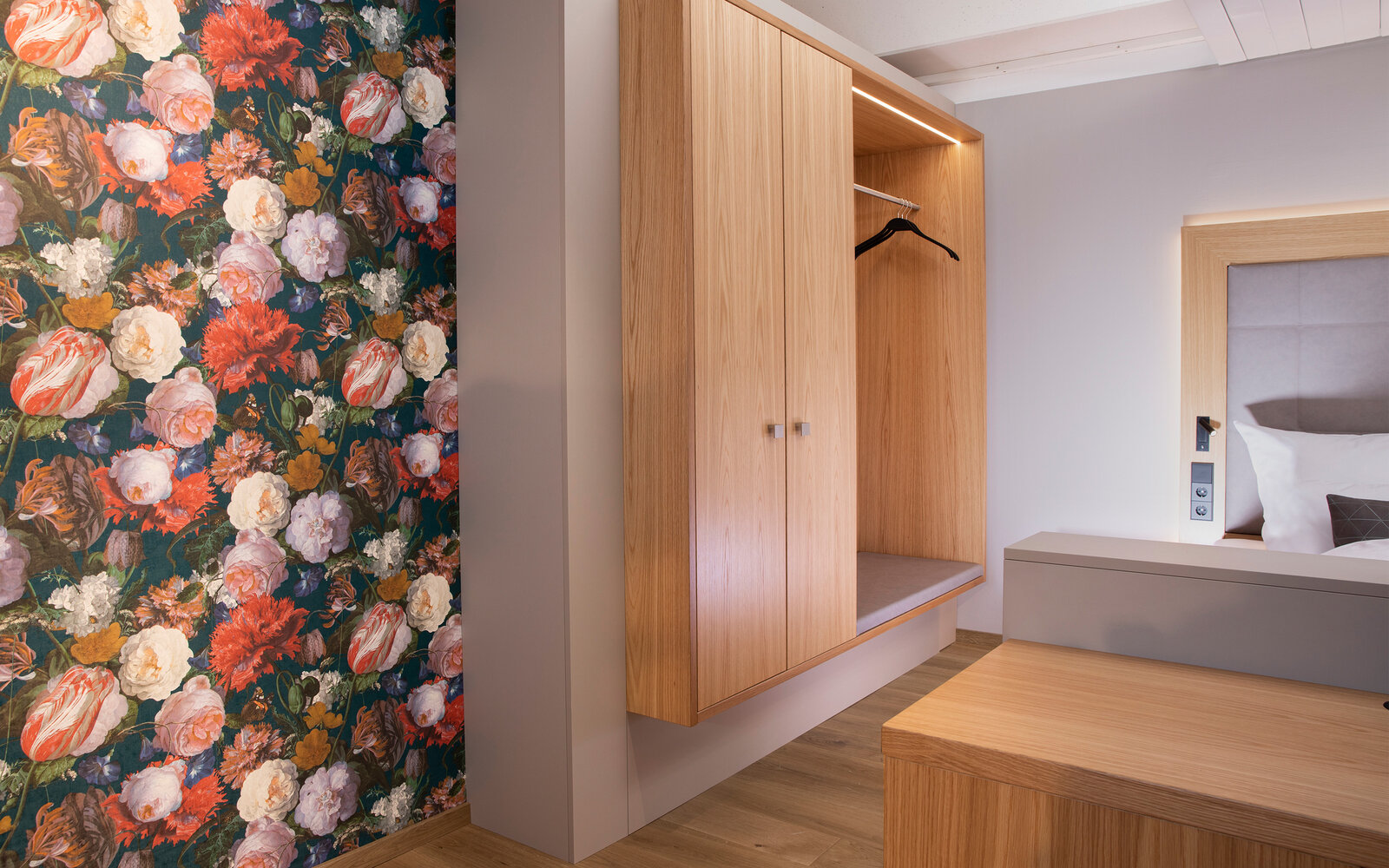 zieflekoch musterzimmer ziloft zimmer holz bett doppelbett schrank einbauschrank tapete blumenmuster indirekte beleuchtung