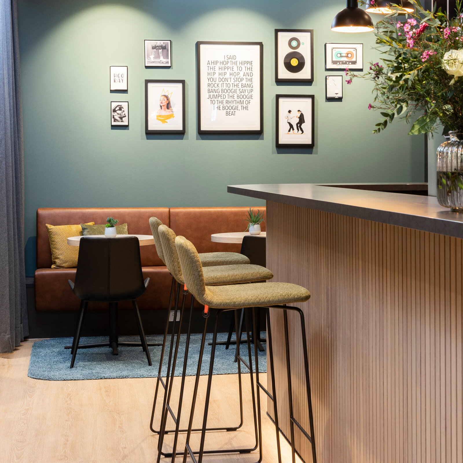 Zieflekoch Aparthotel Hotel Zeitwohnhaus Erlangen Lobby Eingangsbereich Theke Stühle Sessel Tisch Holz Leder