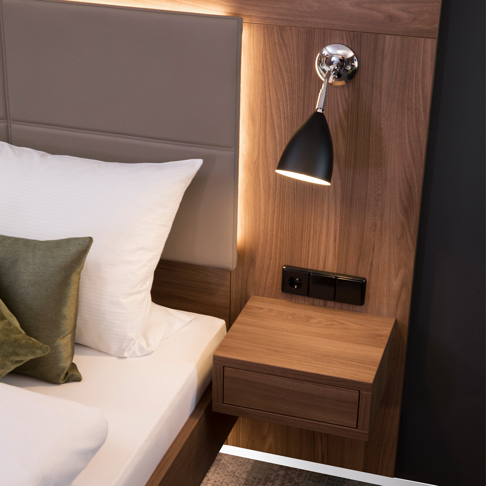 zieflekoch Musterzimmer Zaza Doppelbett Bett Nachttisch Konsole Holz