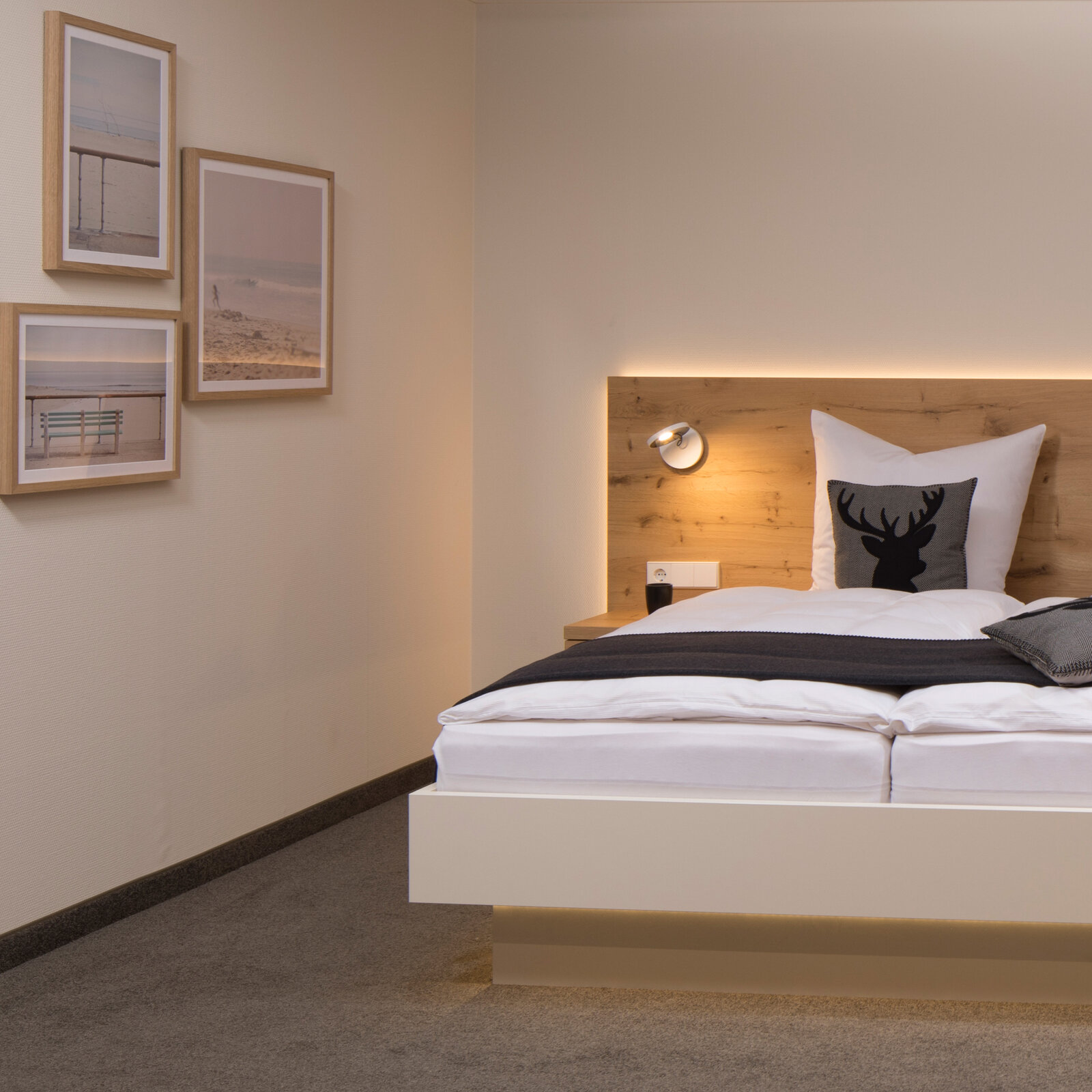 zieflekoch musterzimmer zoe zimmer holz bett doppelbett bettlampen indirekte beleuchtung grau hirsch