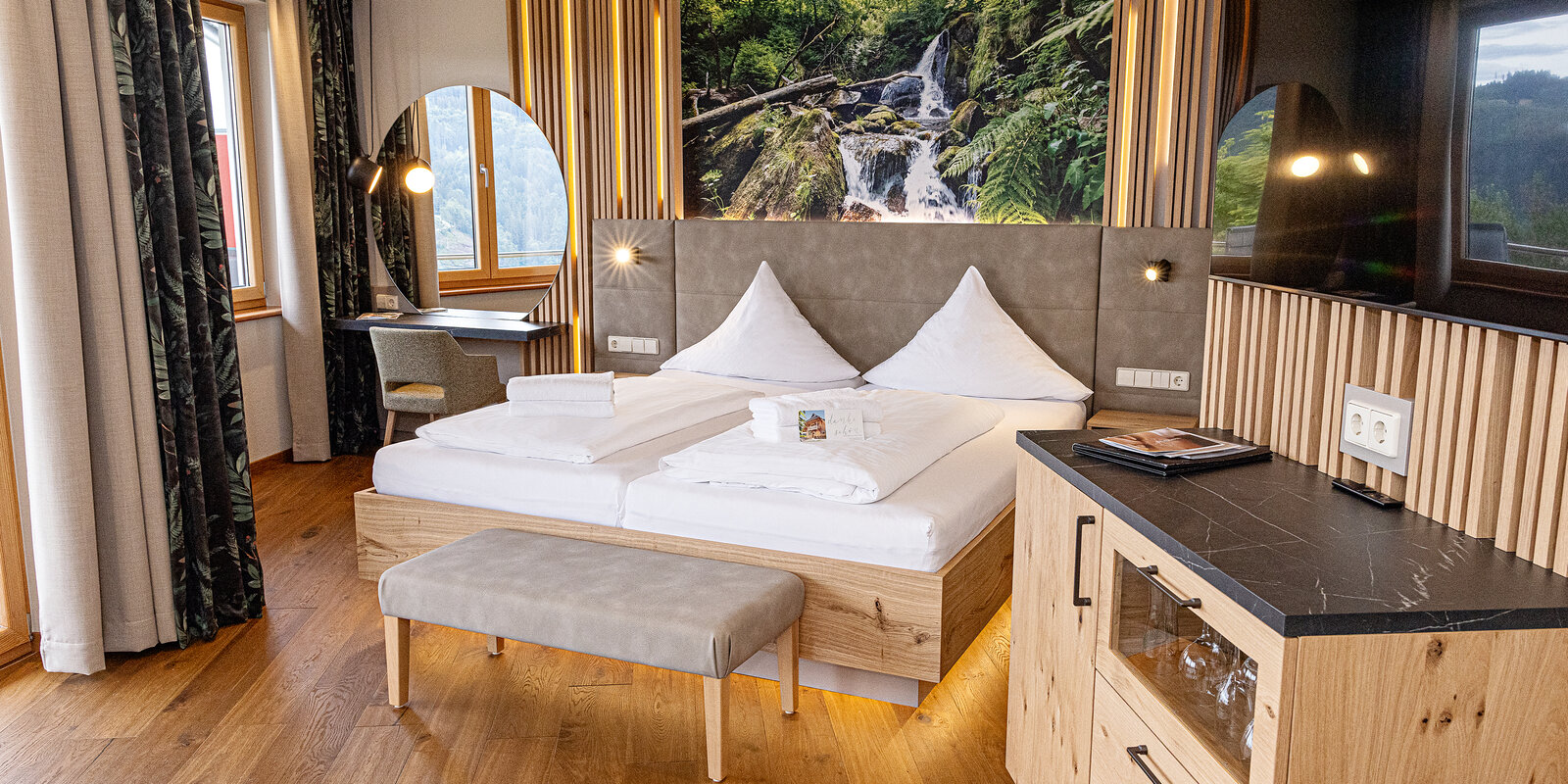 zieflekoch Elztalhotel Bett Doppelbett Holz Samt Nachttisch Zimmer Schreibtisch Holzlamellen wandbild berge sessel spiegel TV
