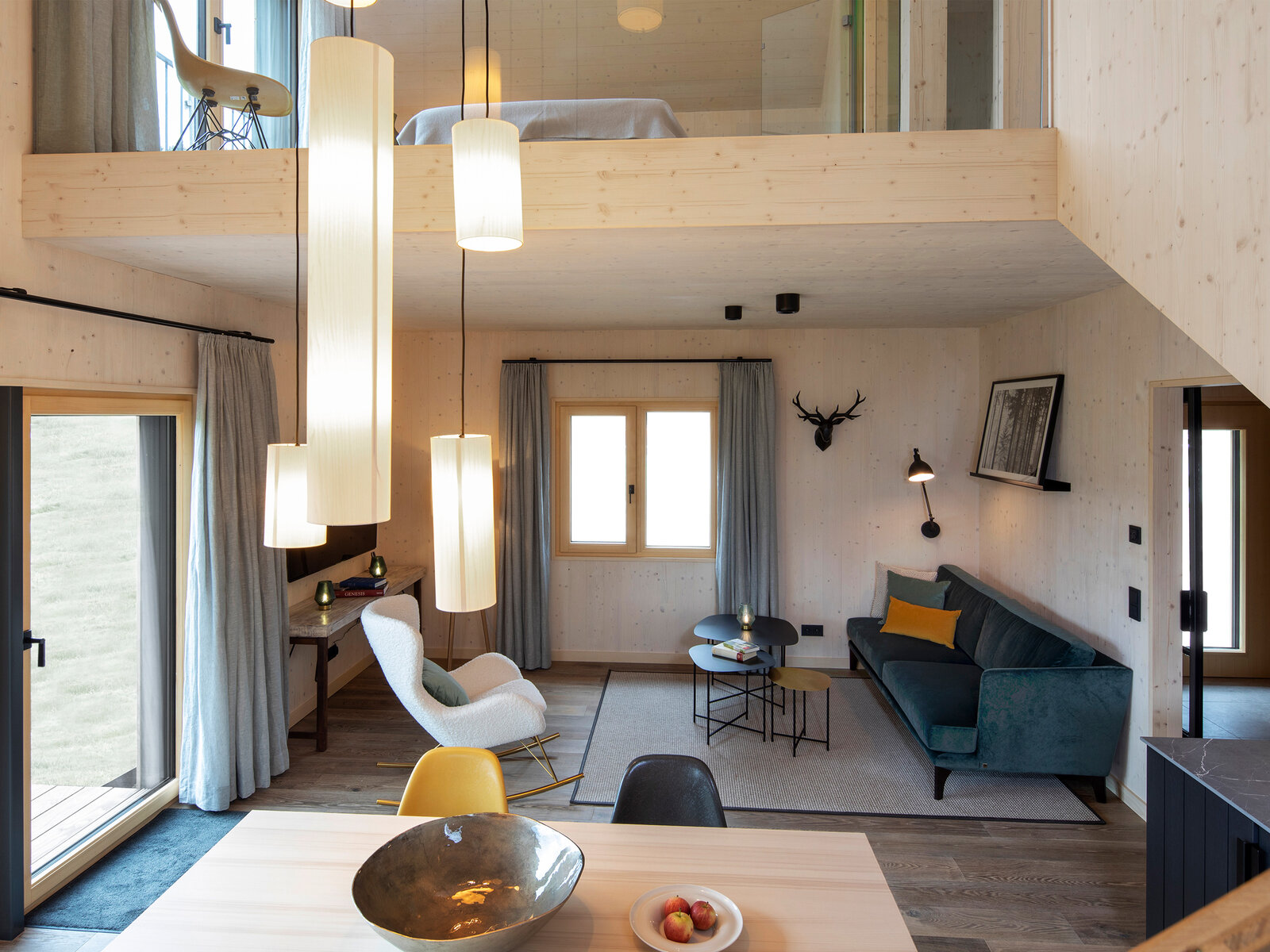 zieflekoch Engel Obertal Ferienhaus Chalet Wohnung Wohnraum Wohnzimmer Holz Sofa Couch Lampen