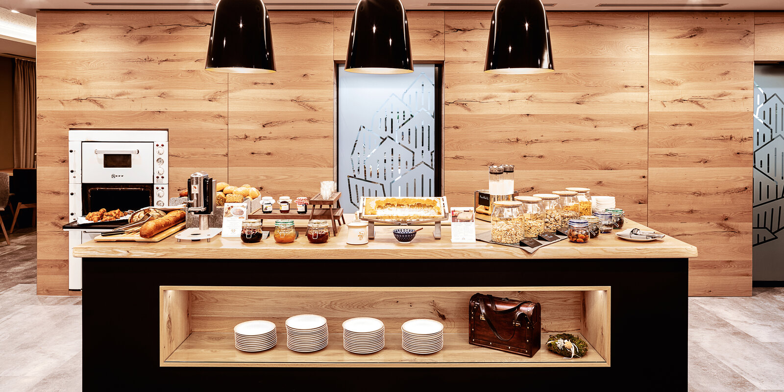 zieflekoch Kühberg Buffet Frühstück Essen Frühstücksaal Holzwand Holz Schwarz