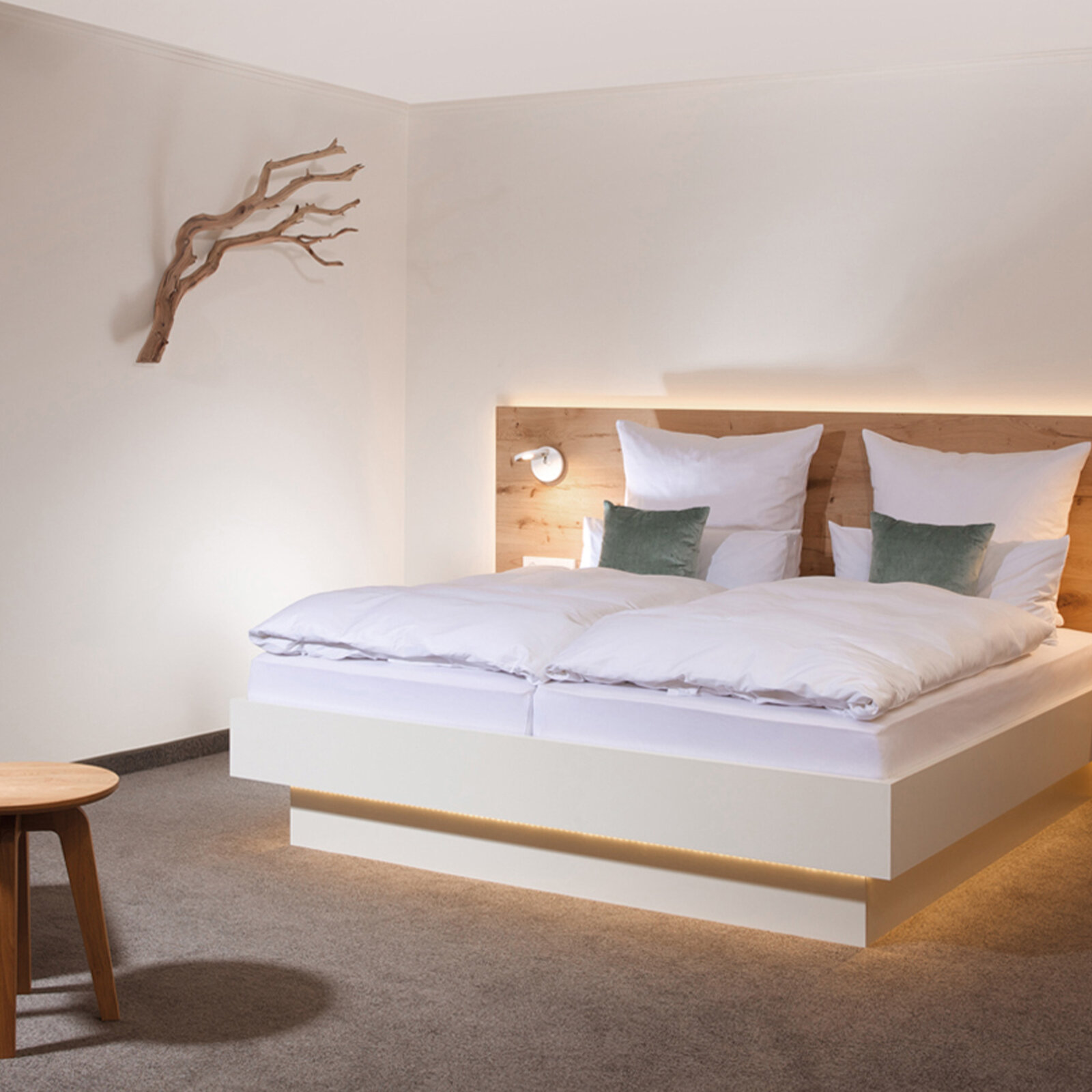 zieflekoch musterzimmer zoe zimmer holz bett doppelbett bettlampen indirekte beleuchtung grün samt