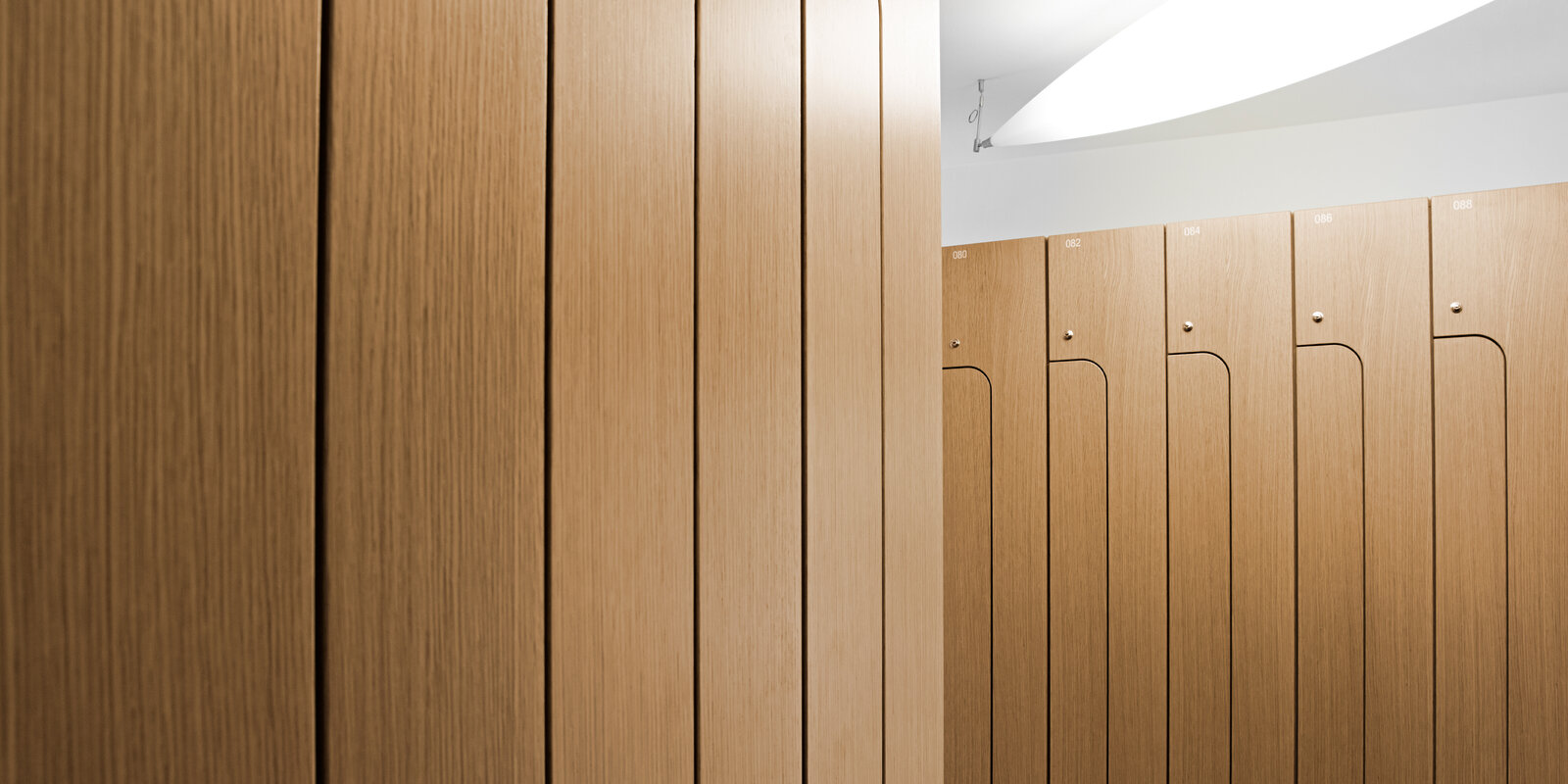 zieflekoch Fachklinik KIRINUS München Praxis Schrank Schränke Spind Spinde Holz