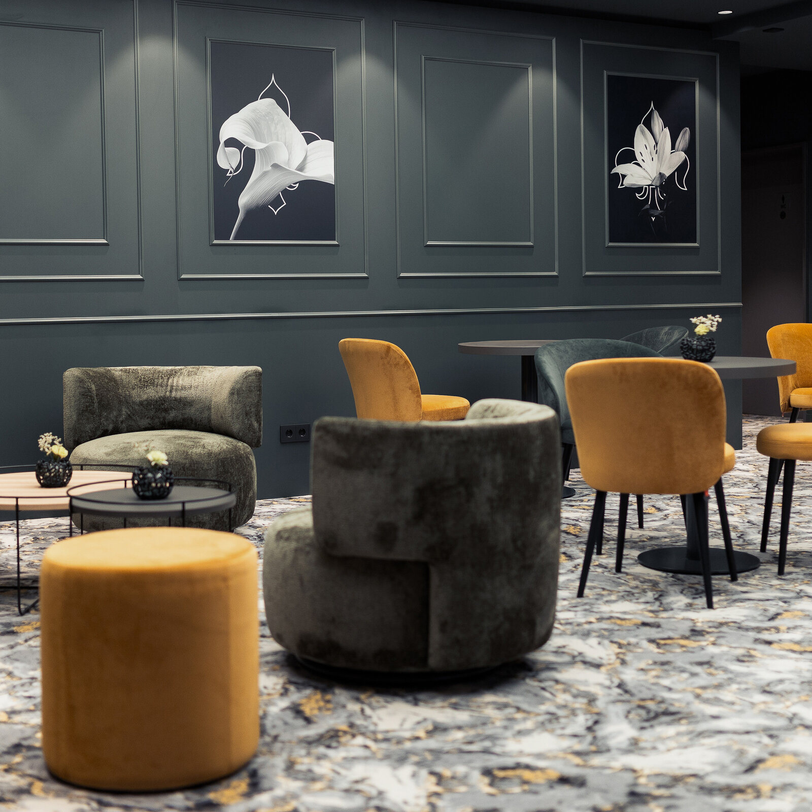 zieflekoch hotel fulda mitte graue dekorflaechen holzflaechen kastanie goldfarben schallschutzoberflaechen wabenform gruentoene wandbilder sessel hocker tische polsterbaenke restaurant bar lounge marmoroptik