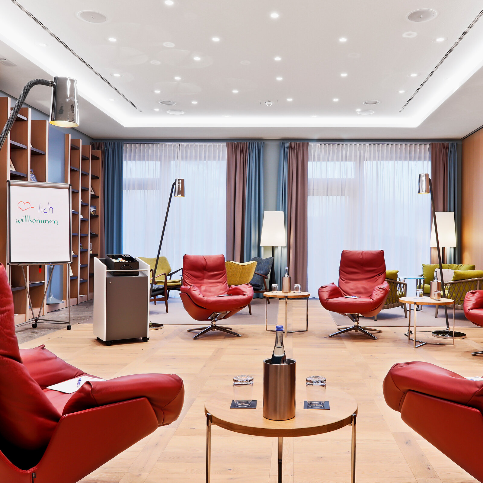 zieflekoch Wellnessresort Upstalsboom Wyk auf Föhr Konferenzraum Tagungsraum Sessel Leder Holz
