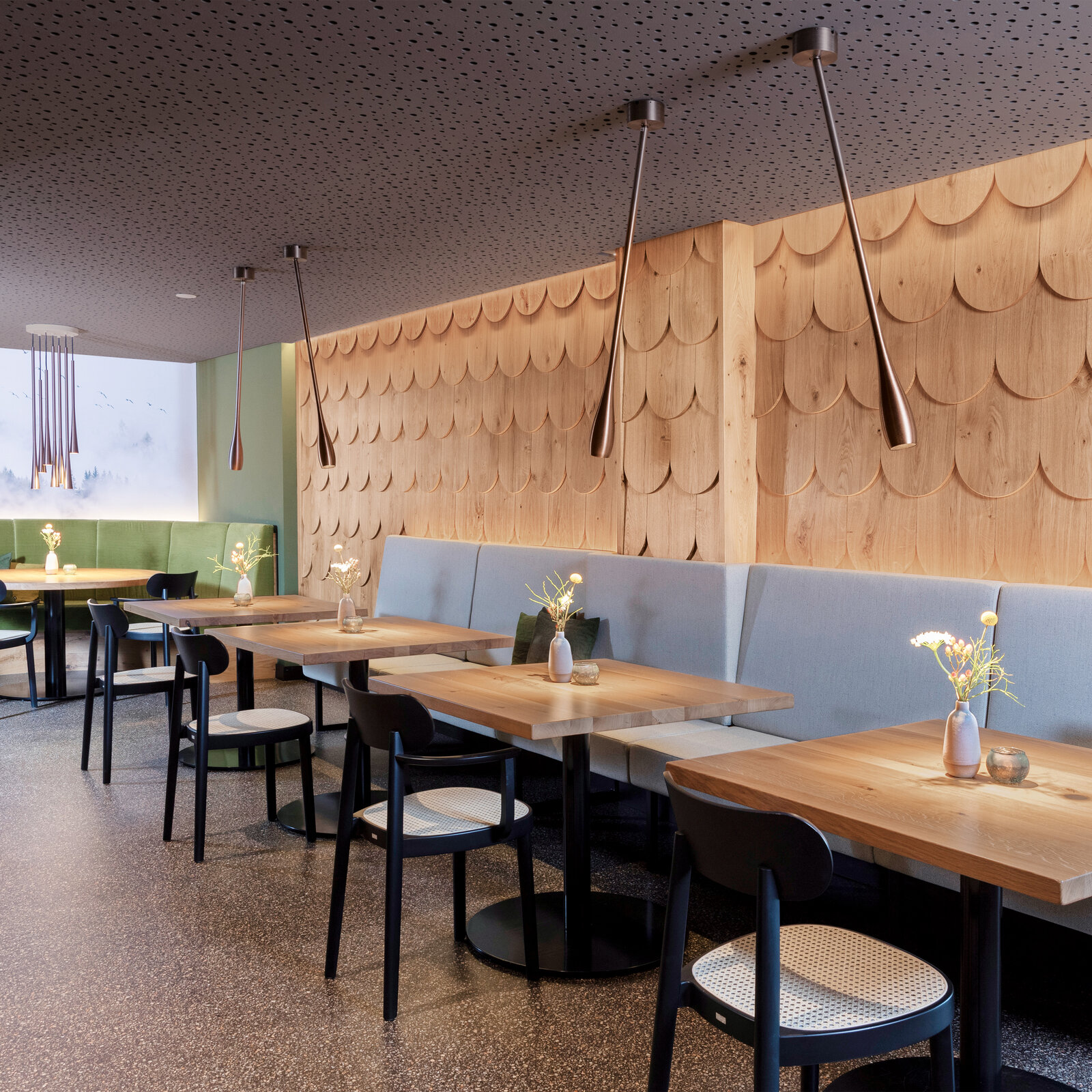 zieflekoch Engel Obertal Restaurant Destille Holzwand Tische Bänke