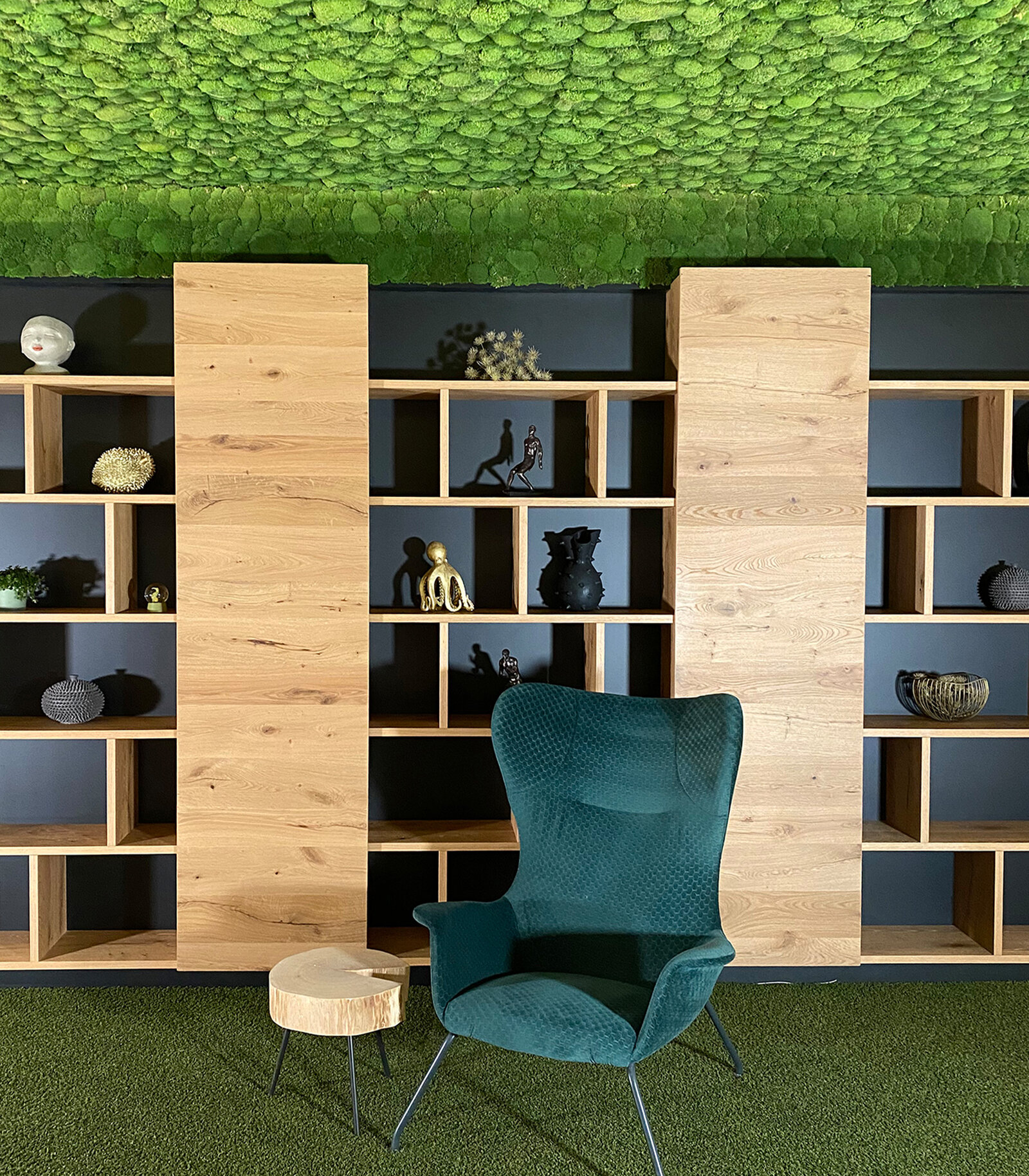 zieflekoch wirthshof resort hotel holz lobby salon lounge moos decke polster regal beistelltisch sessel