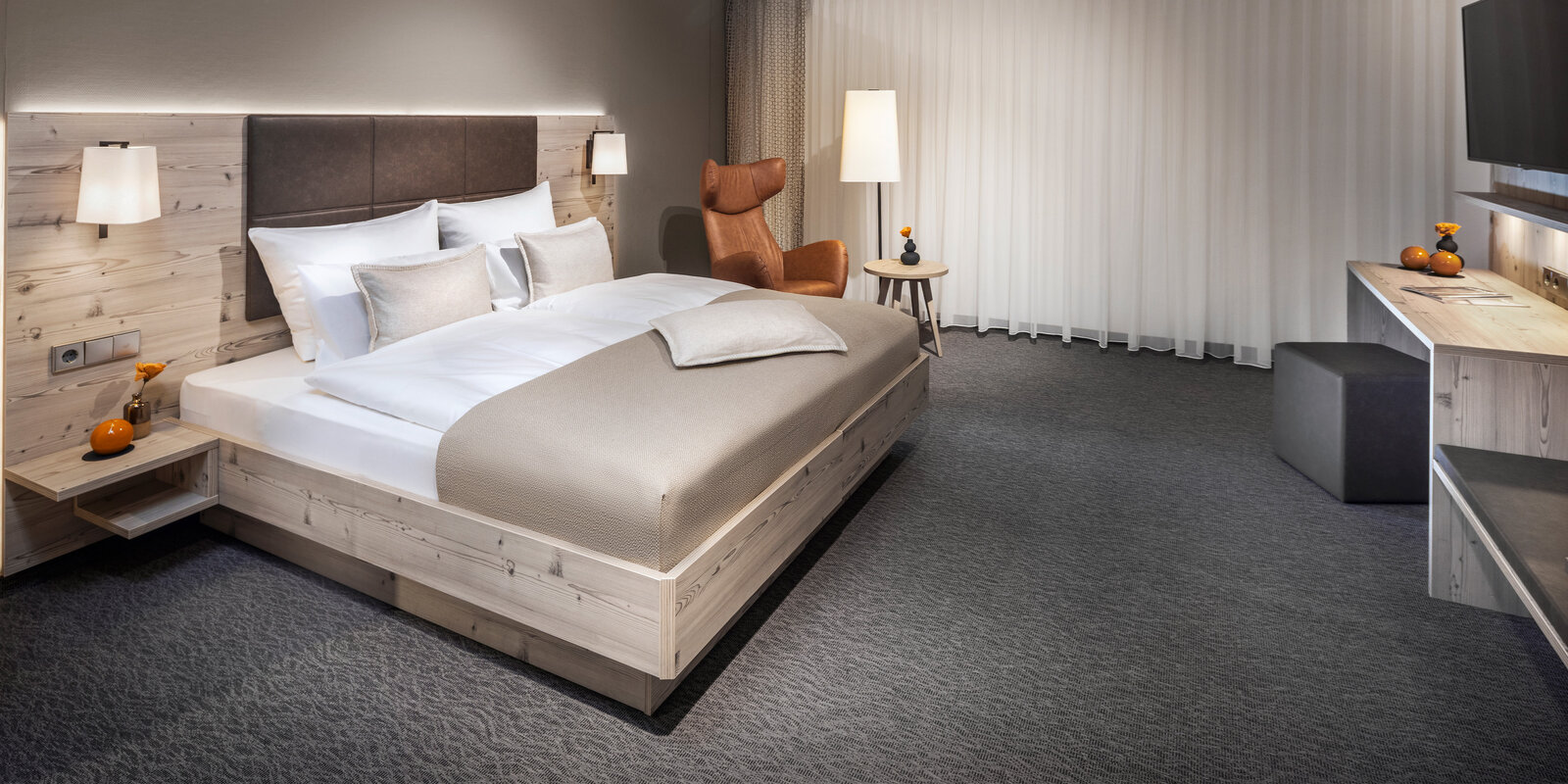 Hotelzimmer mit Holzmöbeln aus astiger Silberkiefer
