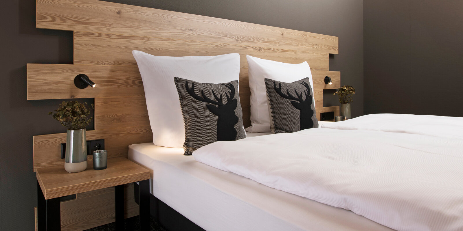zieflekoch musterzimmer zadoro zimmer holz bett doppelbett beistelltisch grau hirsch bettlampen