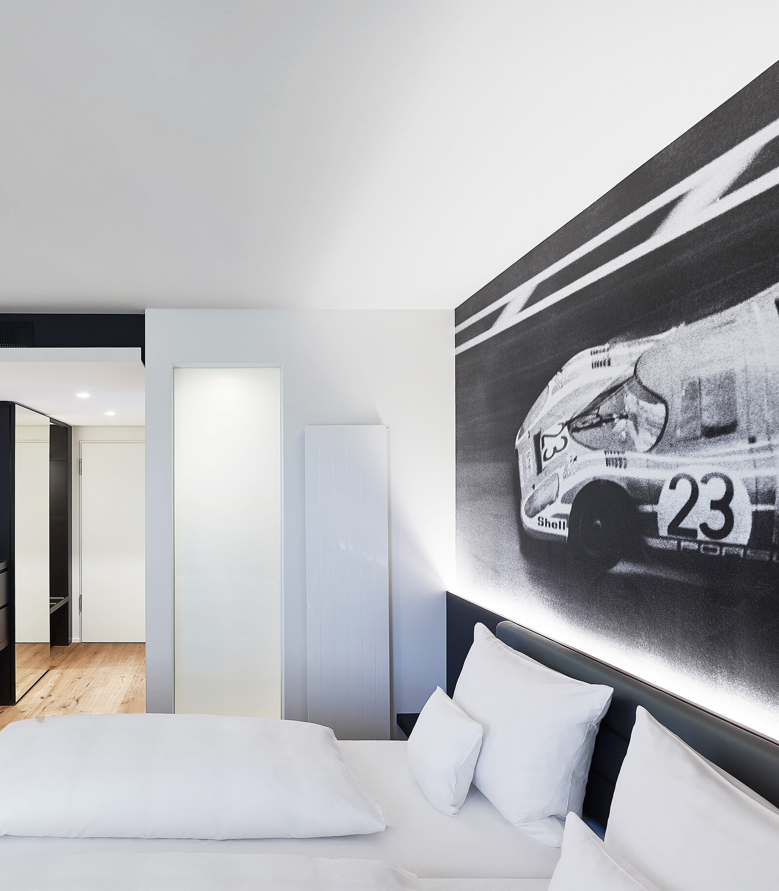 zieflekoch Hotel V8 Motorworld Doppelbett Bett Doppelzimmer Zimmer Autos Rennwagen chwarz Weiß Holz