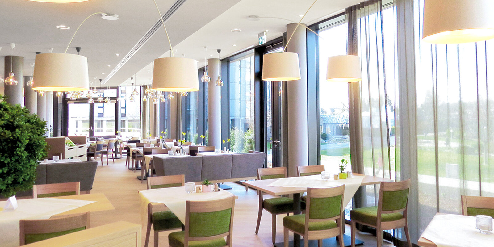 zieflekoch Fachkliniken Gesundheitszentrum Federsee Badstube Restaurant Gastraum Kantine Tische Holz