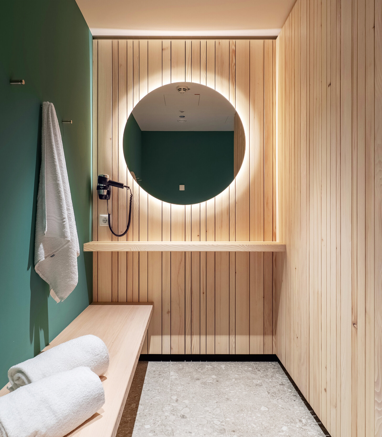 zieflekoch Hofgut Farny Wellnessbereich Wellness Holz Umkleide Spiegel Holzwand