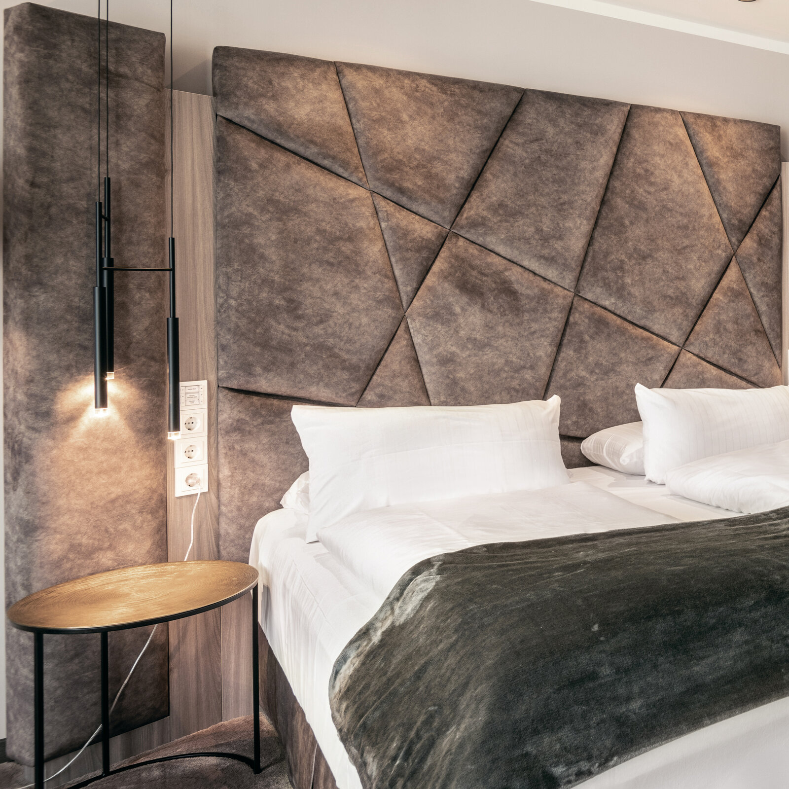 zieflekoch Bett Schlafzimmer Kopfteil Samt Holz Nachttisch