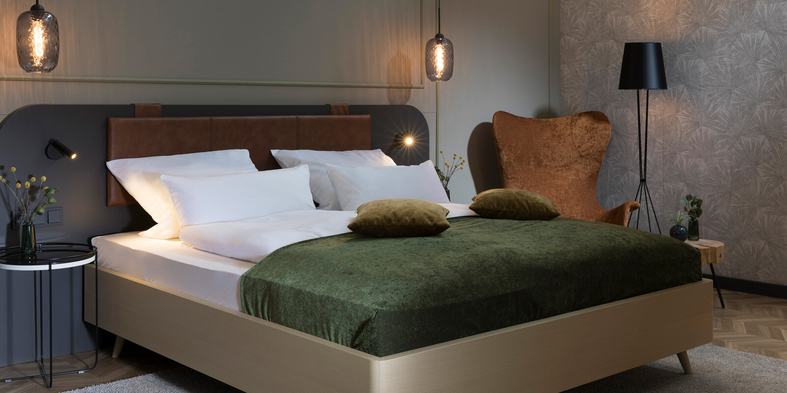 zieflekoch musterzimmer zofie zimmer bett doppelbett samt sessel hängeleuchte stehlampe bettlampe beistelltisch teppich wandvertaefelung