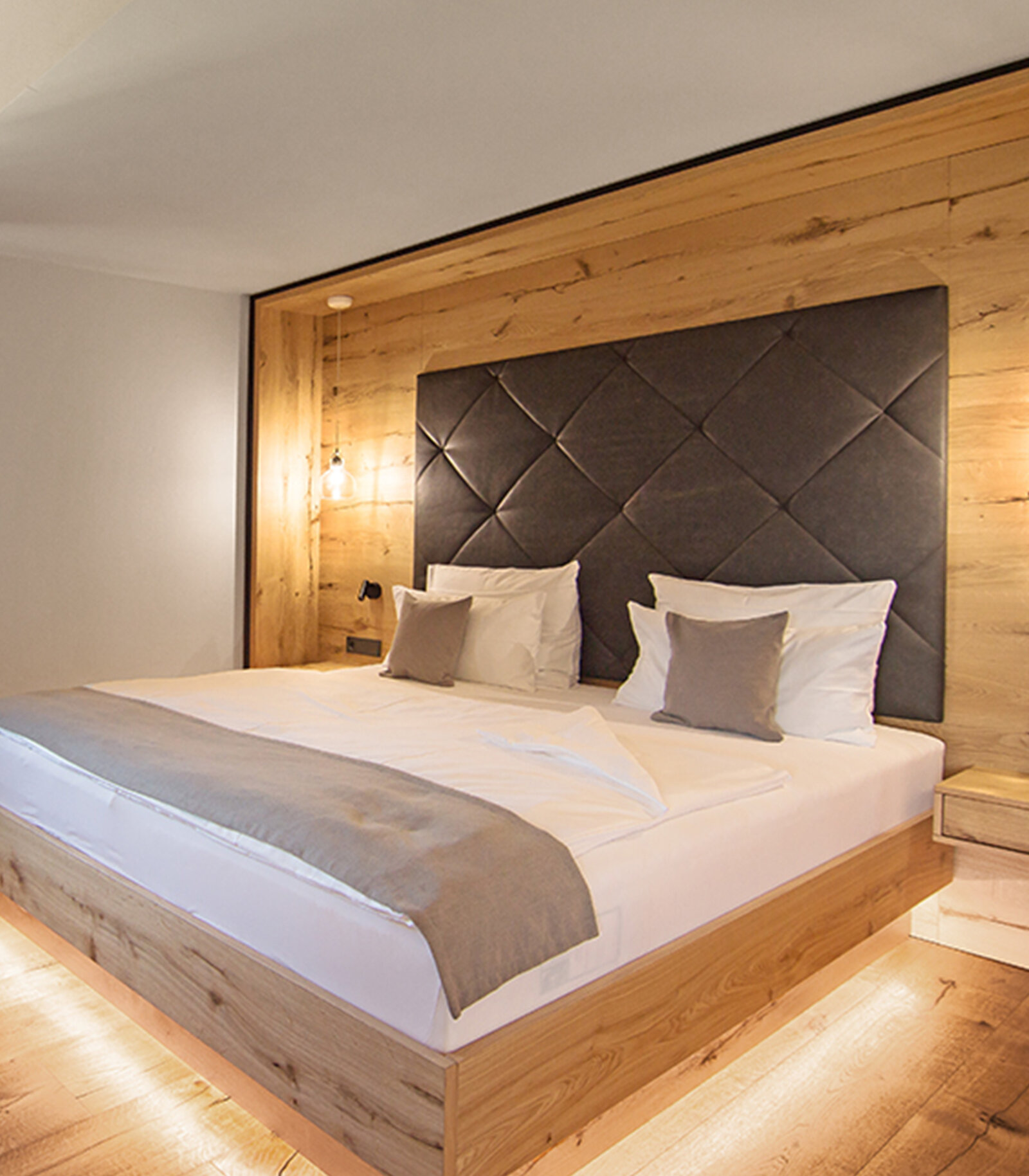 zieflekoch wirthshof zimmer holz bett doppelbett nachttisch konsole polster pendelleuchte