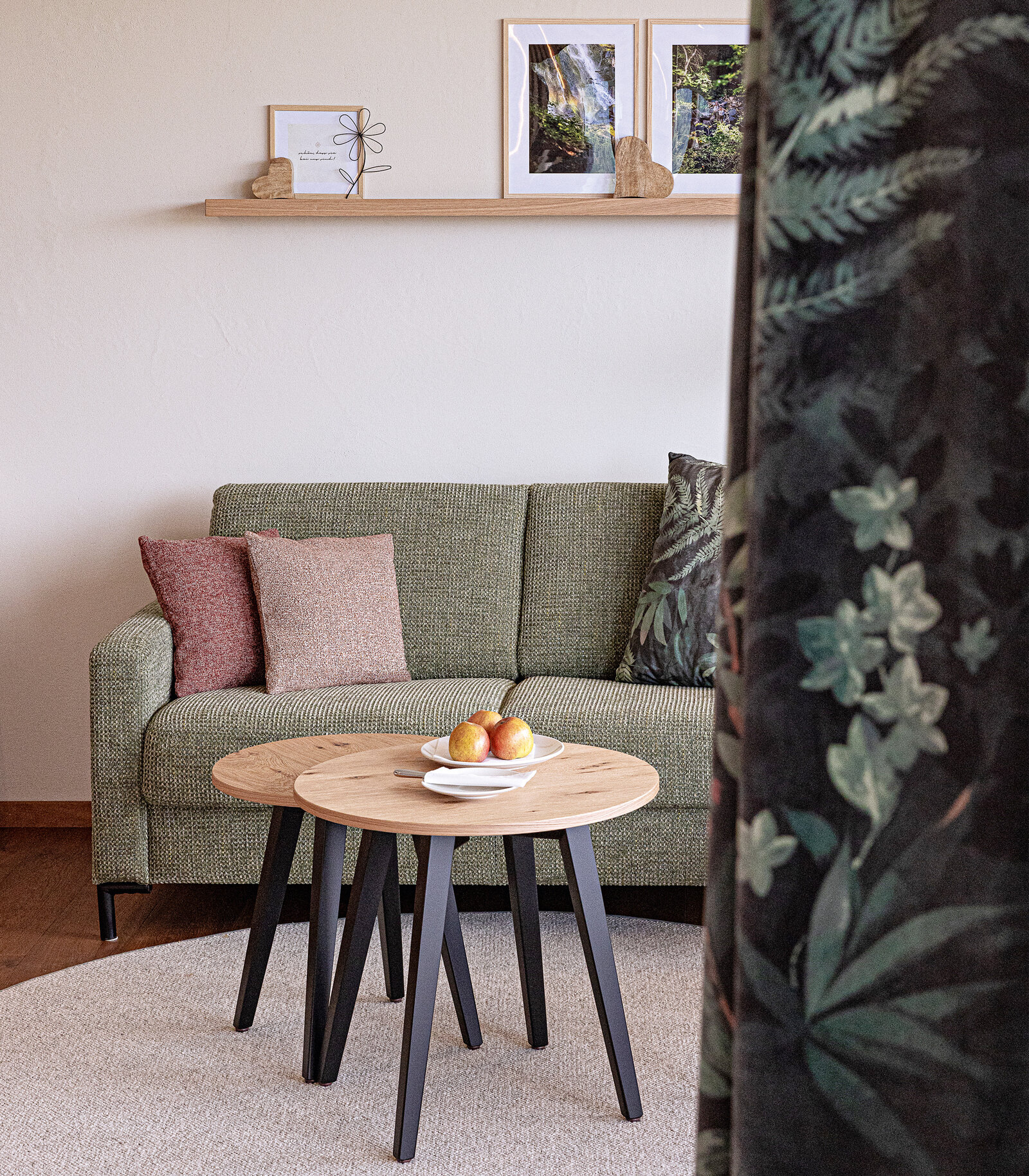 zieflekoch Elztalhotel Holz Samt Zimmer Sofa Sitzecke beistelltische bilderleiste vorhang florales muster