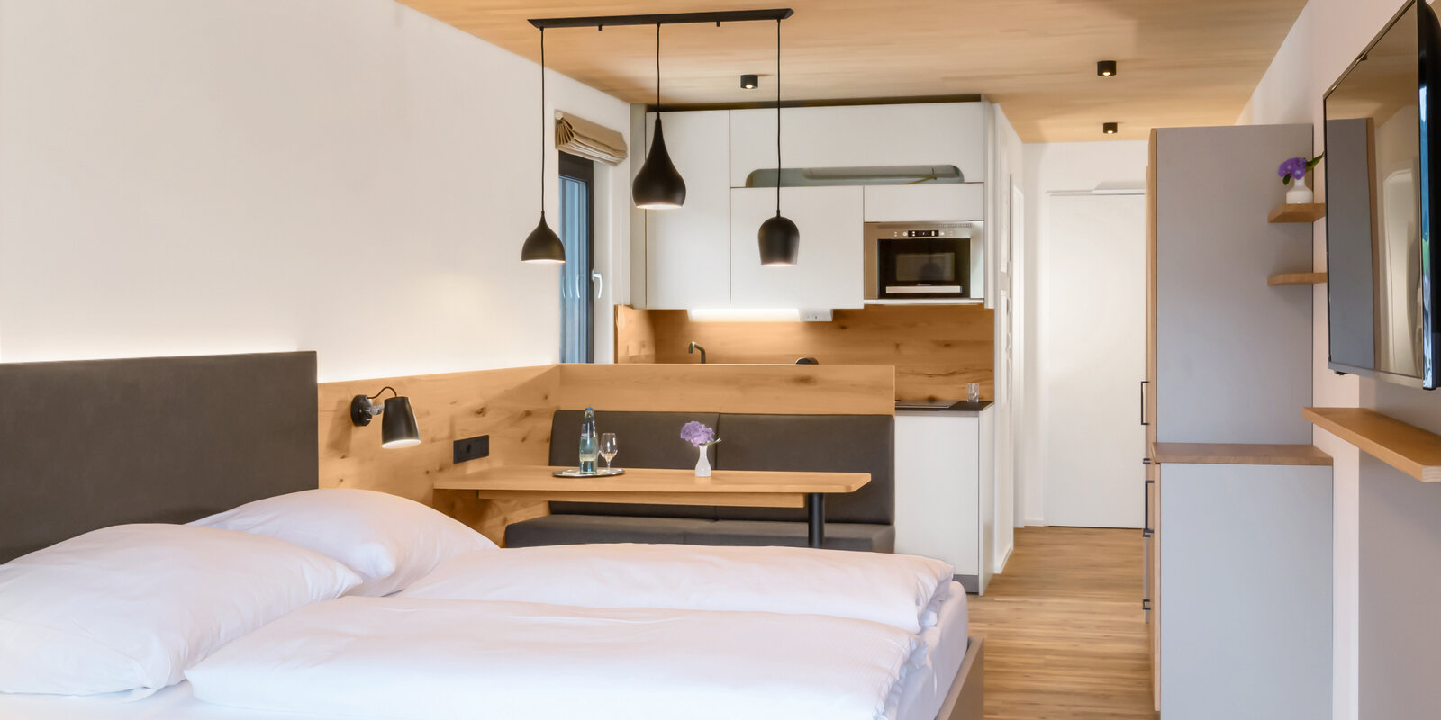 zieflekoch Goldener Adler Zimmer Wohnraum Bett Küche Schrank Esstisch