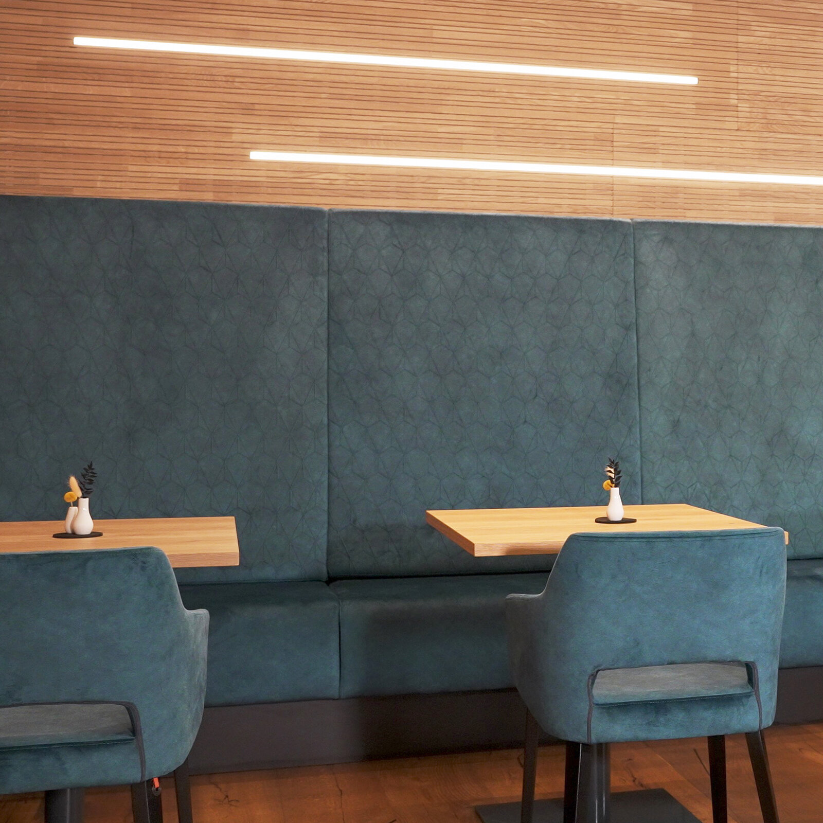 zieflekoch wirthshof resort hotel holz lounge fruehstueck essen restaurant stuhl sitzecke polster polsterbank beistelltisch indirekte beleuchtung