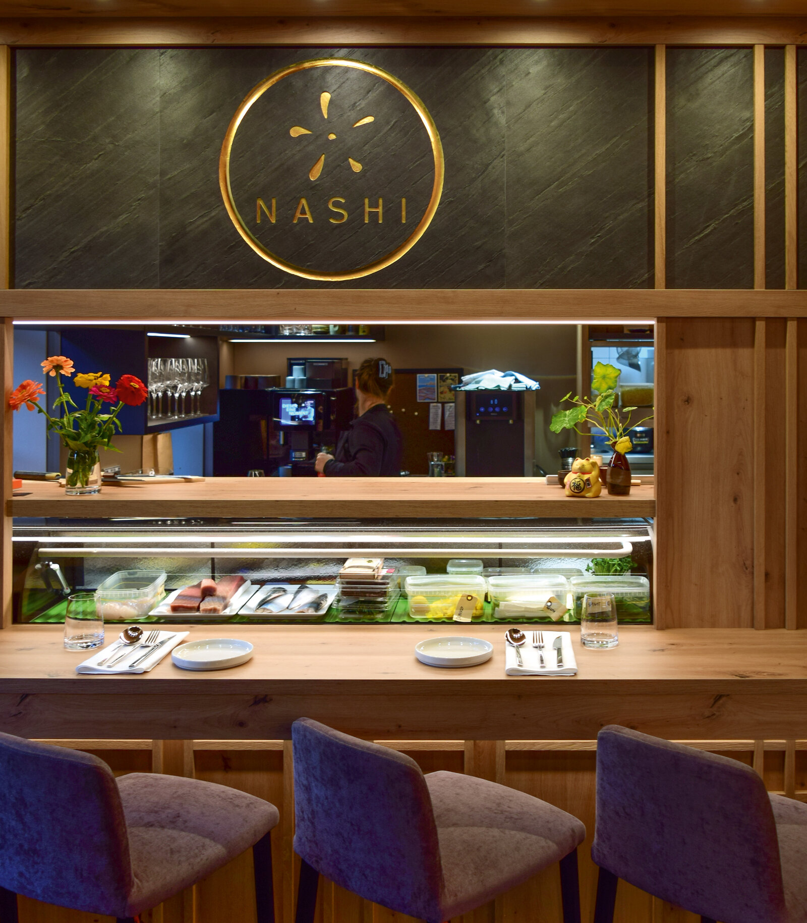 Dekorativer Sushibarbereich im Restaurant Nashi