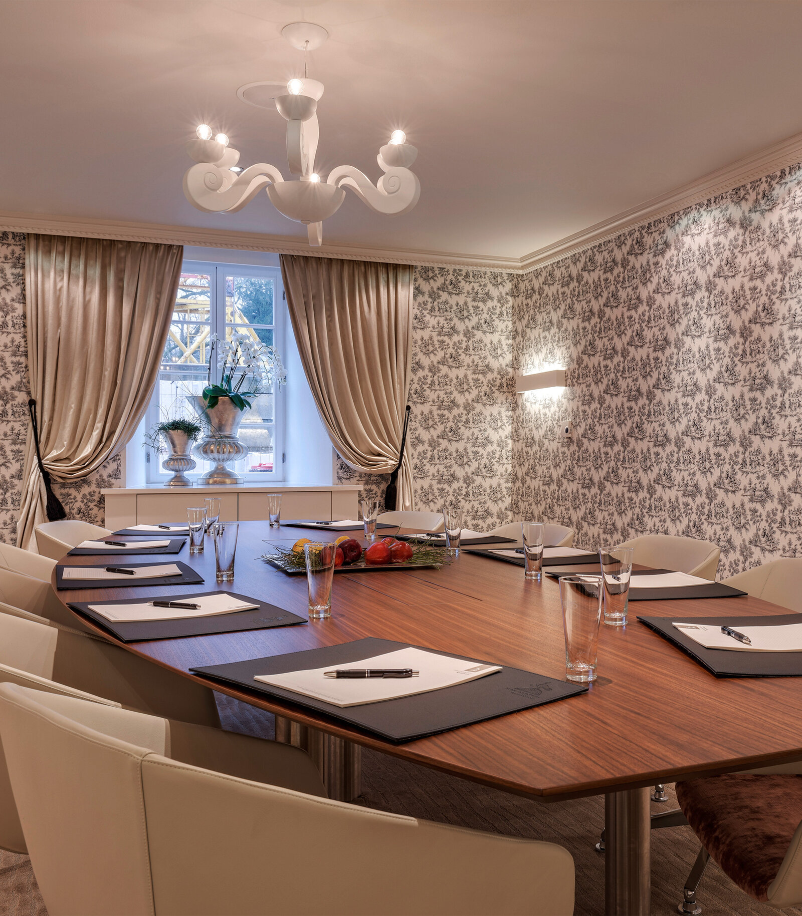 zieflekoch Jagdschloss Kranichstein Konferenzraum Tagungsraum Tagung Tapete Holztafel Sessel Holz