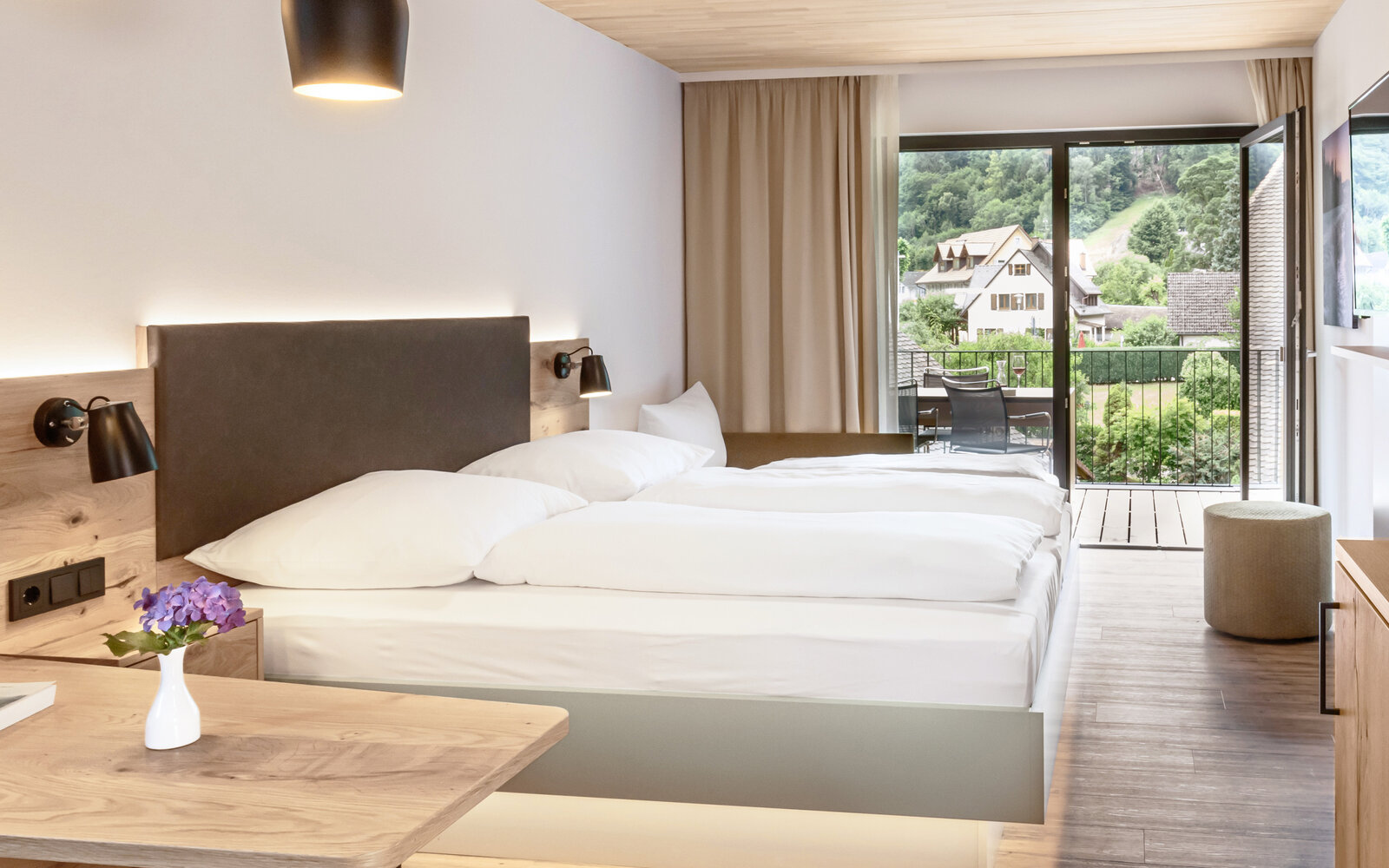 zieflekoch Goldener Adler Zimmer Schlafzimmer Bett Balkon Tisch Holz