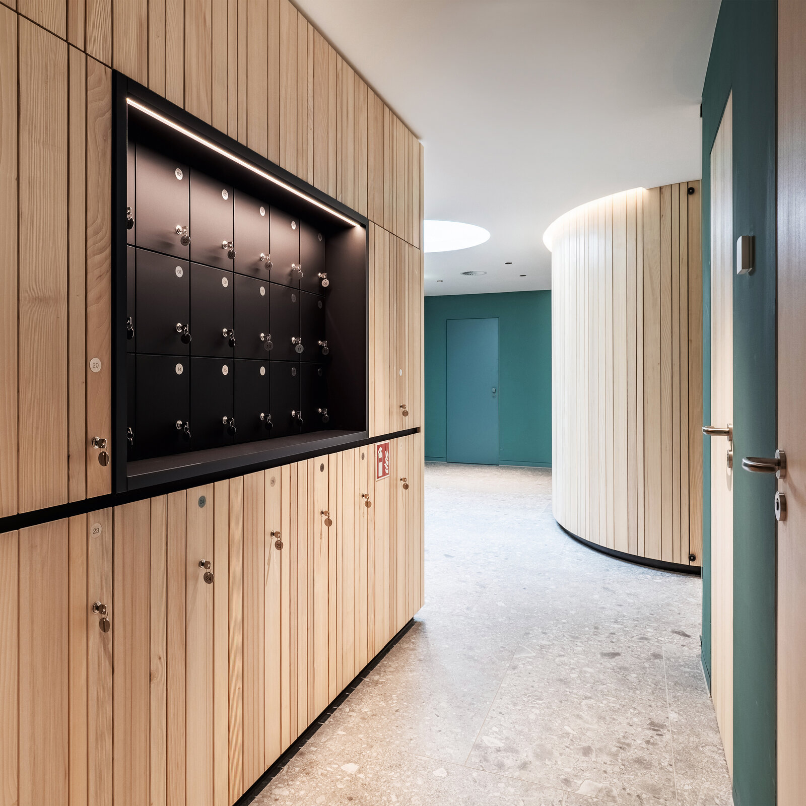 zieflekoch Hofgut Farny Wellnessbereich Wellness Holz Spint Schrank Umkleide